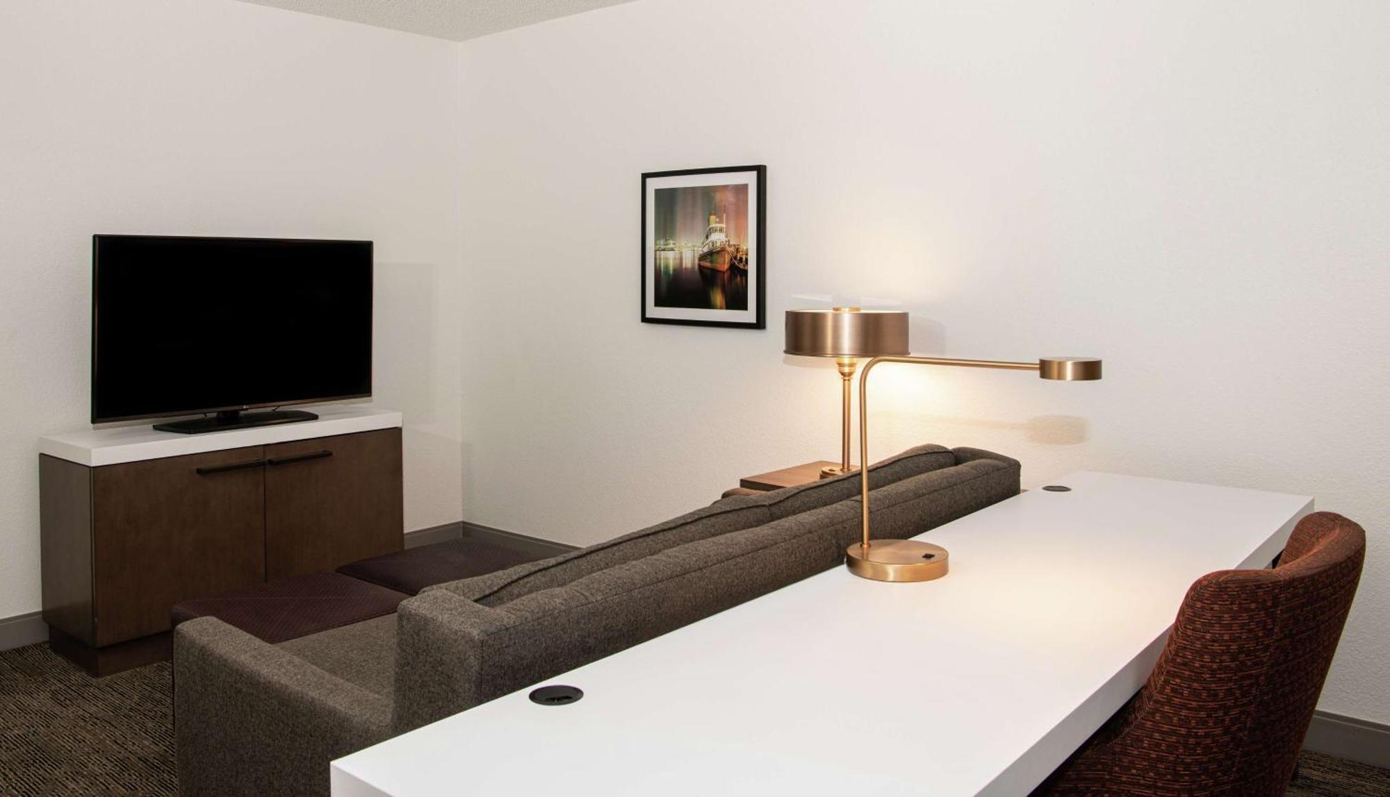 One-Bedroom King Suite with Bathtub - Mobility Access