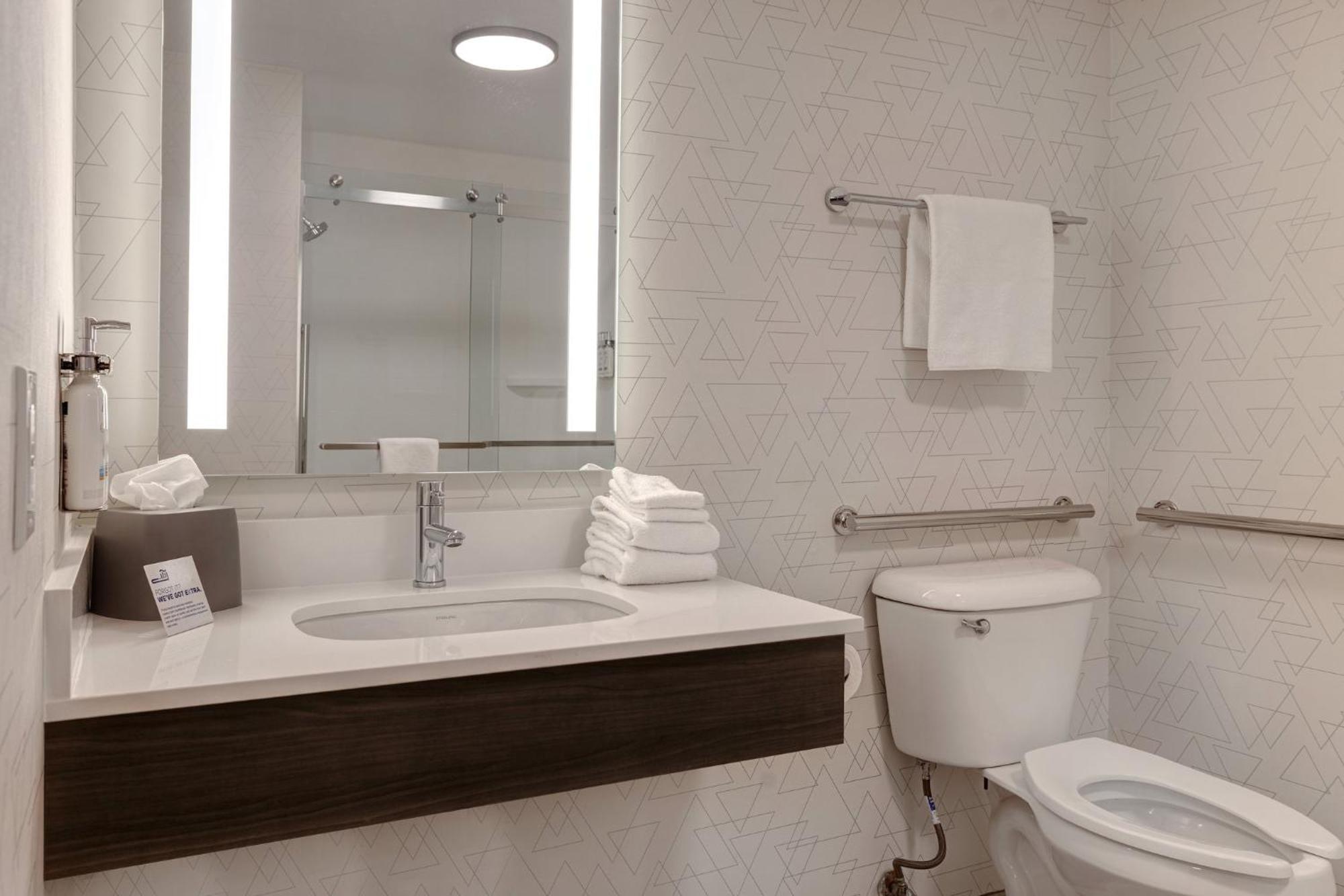 King Room - Hearing Accessible - Non-Smoking