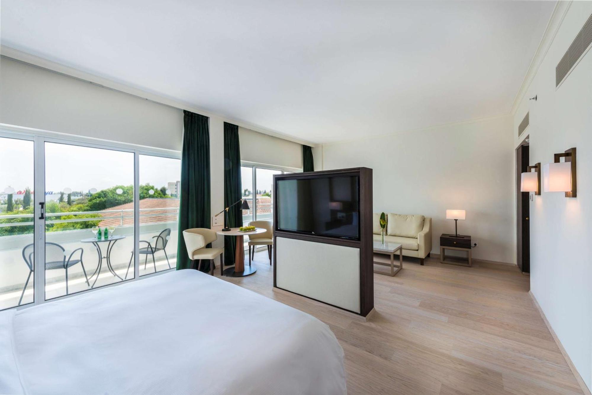 Junior King Suite with Pool View