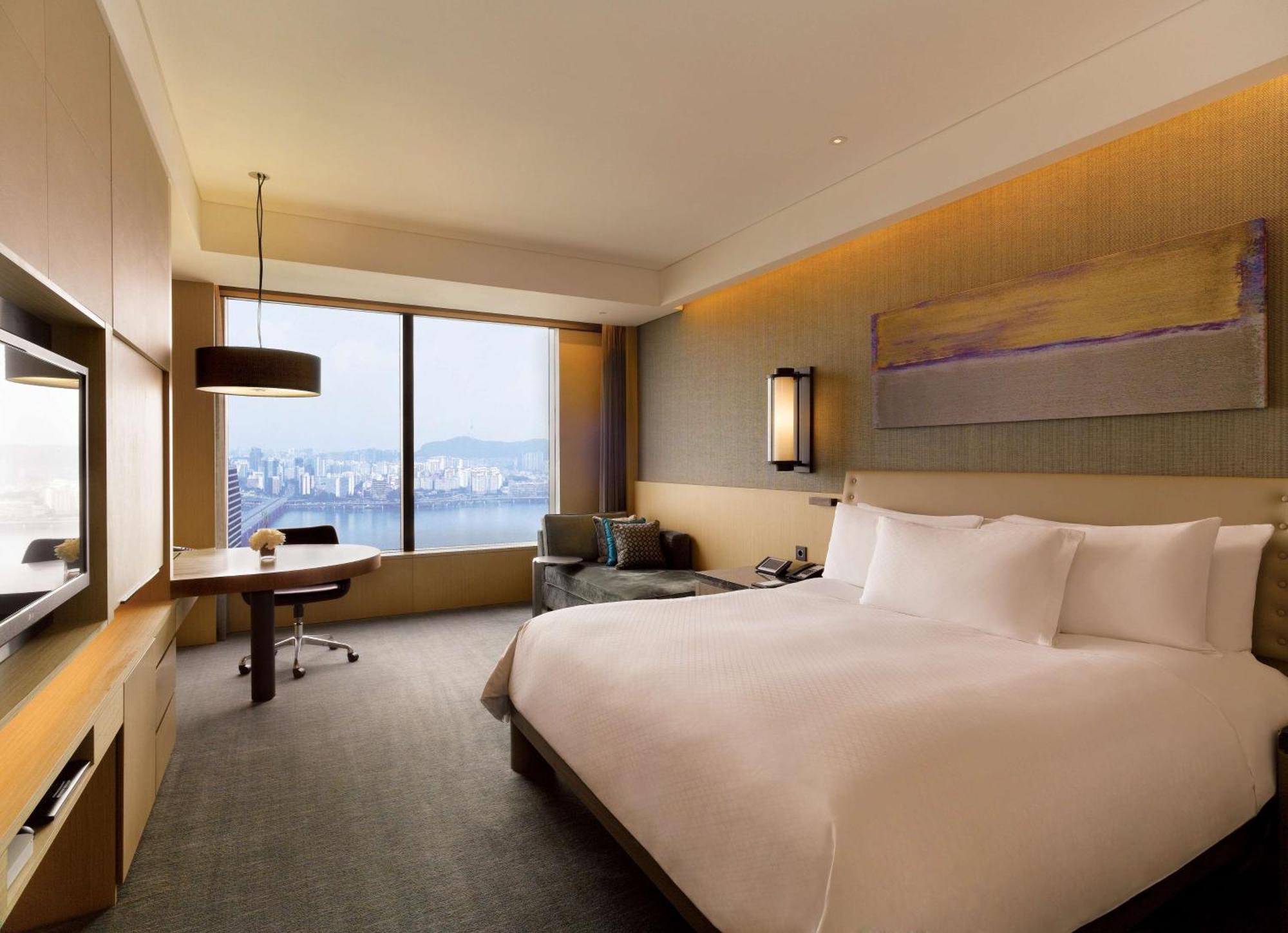 Deluxe King Room - City and River View