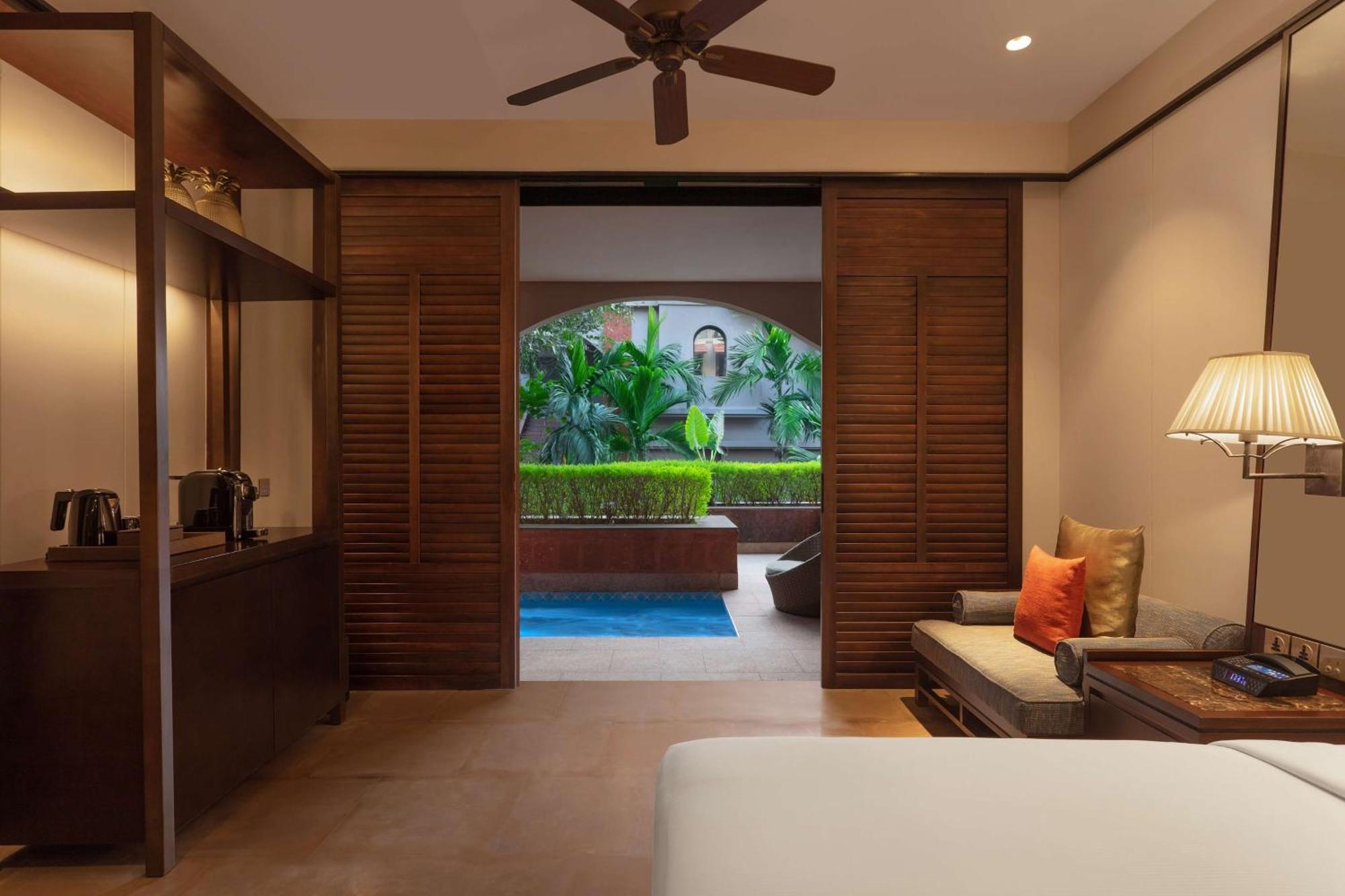 Luxury Queen Room with Whirlpool Bath and Lounge - 20% Discount Laundry - Happy Hours (4pm to 6pm)