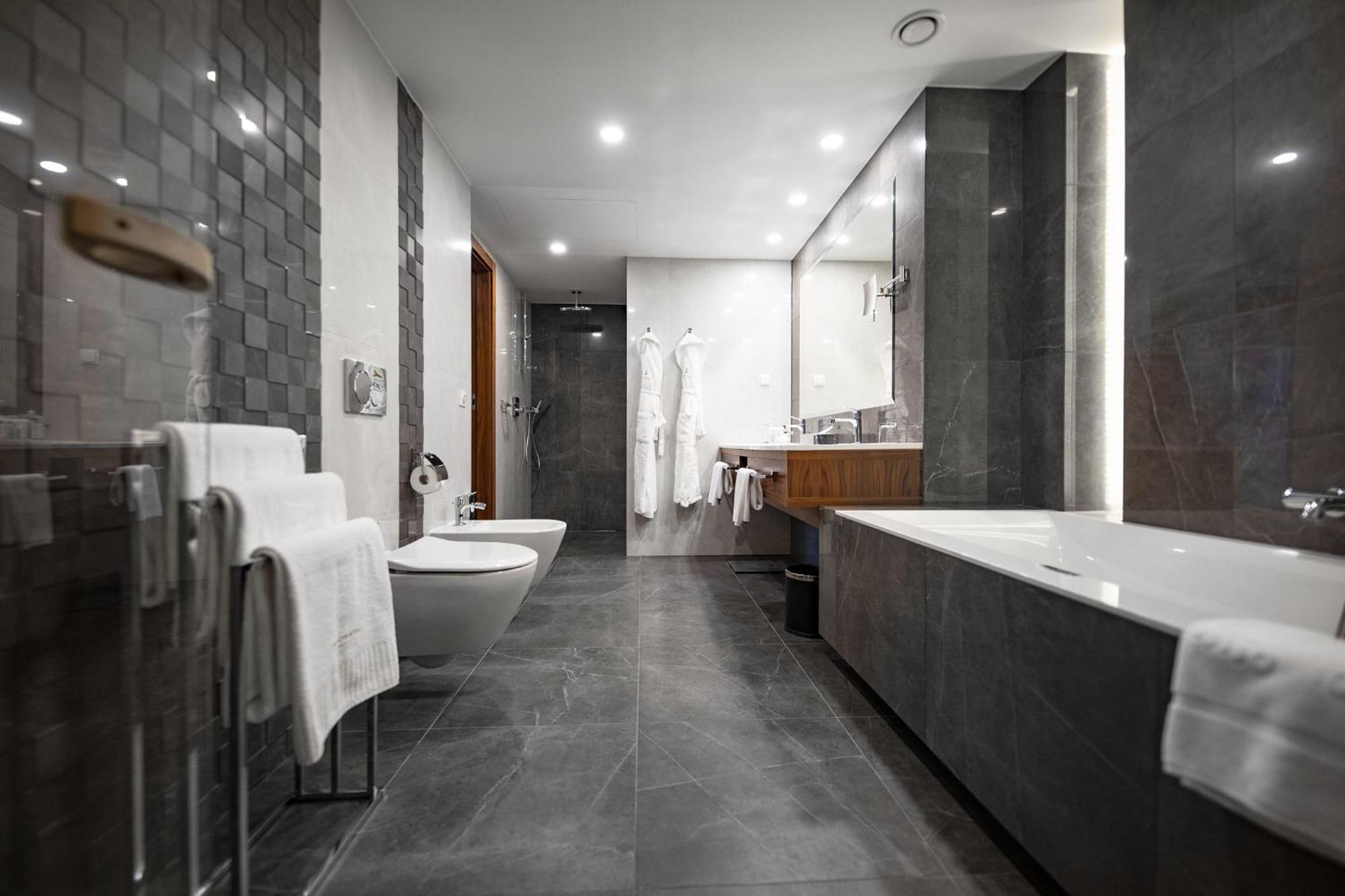 Suite with Lake View