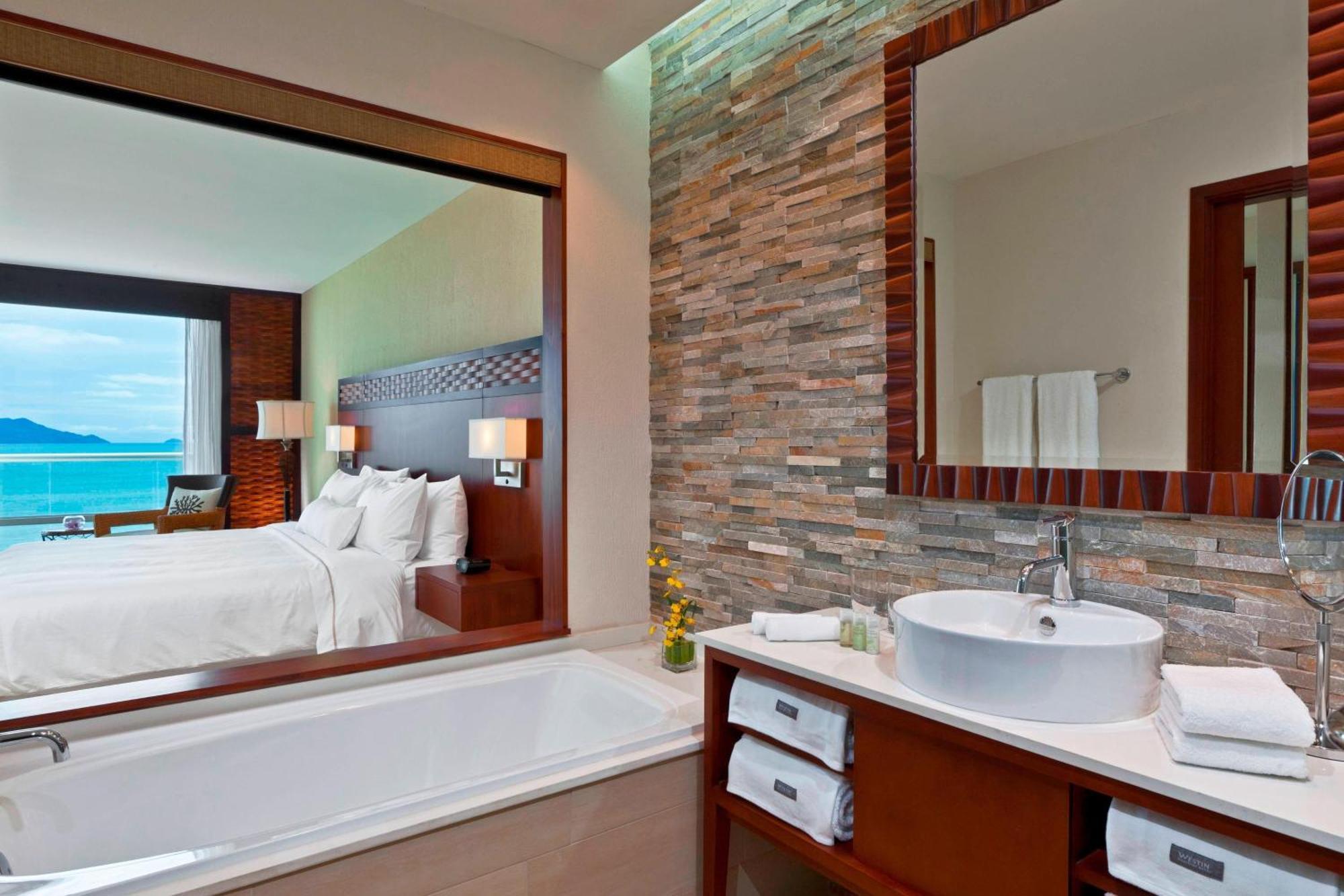 Deluxe Guest room 1 King Ocean view Balcony