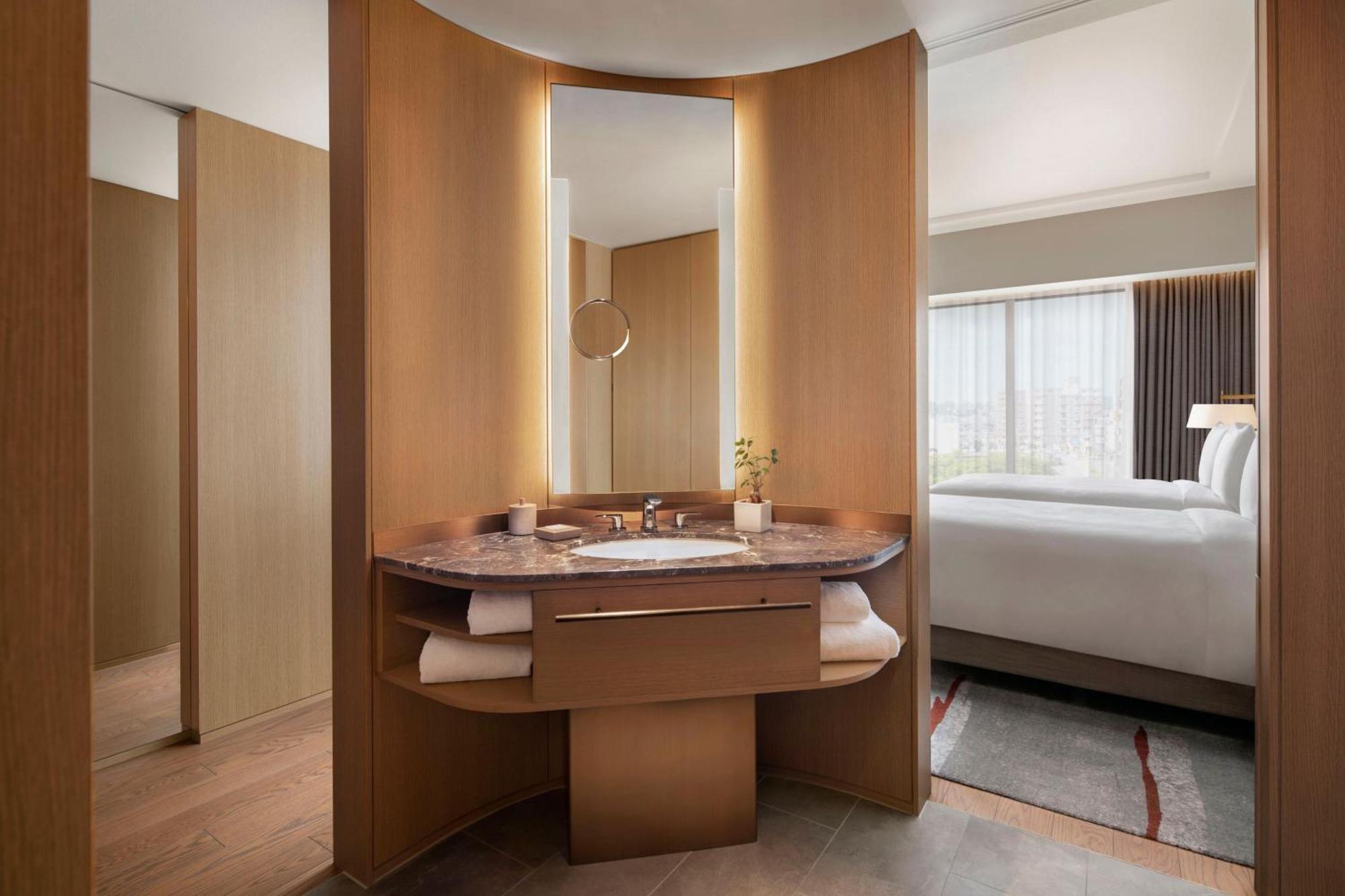 Deluxe Twin Guest Room, Guest room, 2 Double, City view