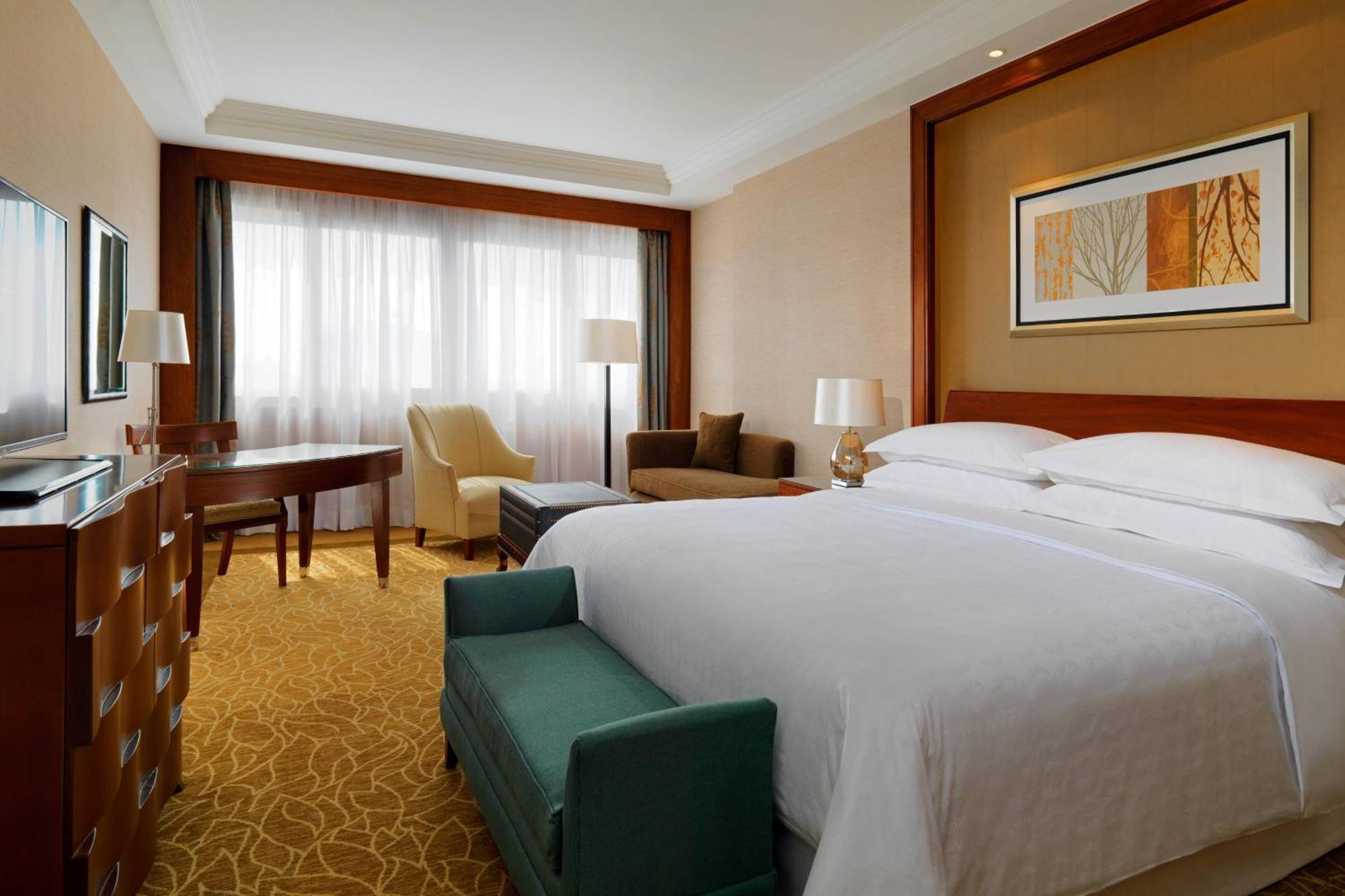 Deluxe Guest room, 1 King, Pool & City view, Balcony