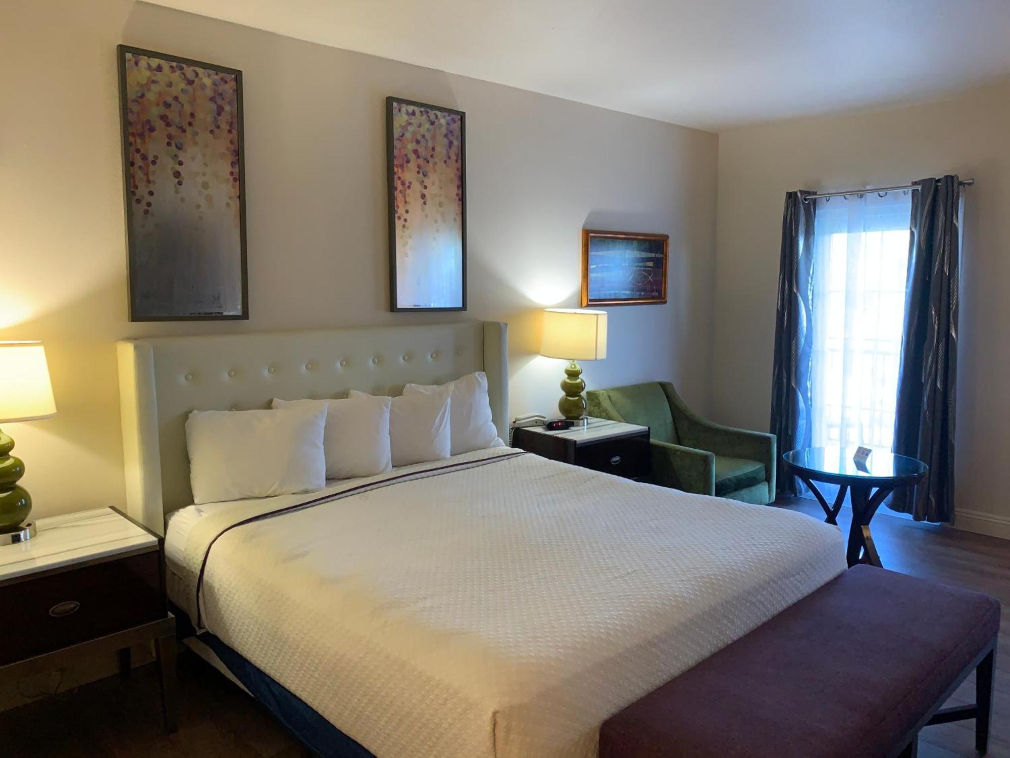 Deluxe King Room - Non-Smoking