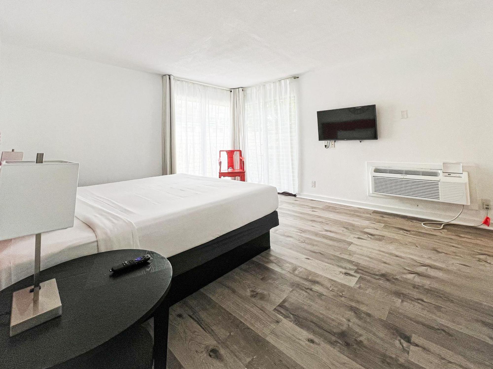 One-Bedroom Apartment King Bed