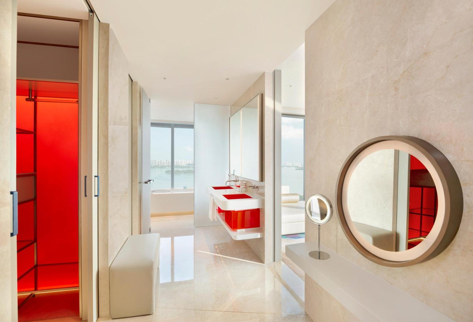 Cool Corner Suite, 1 Bedroom Suite, 1 King, Jinji Lake view