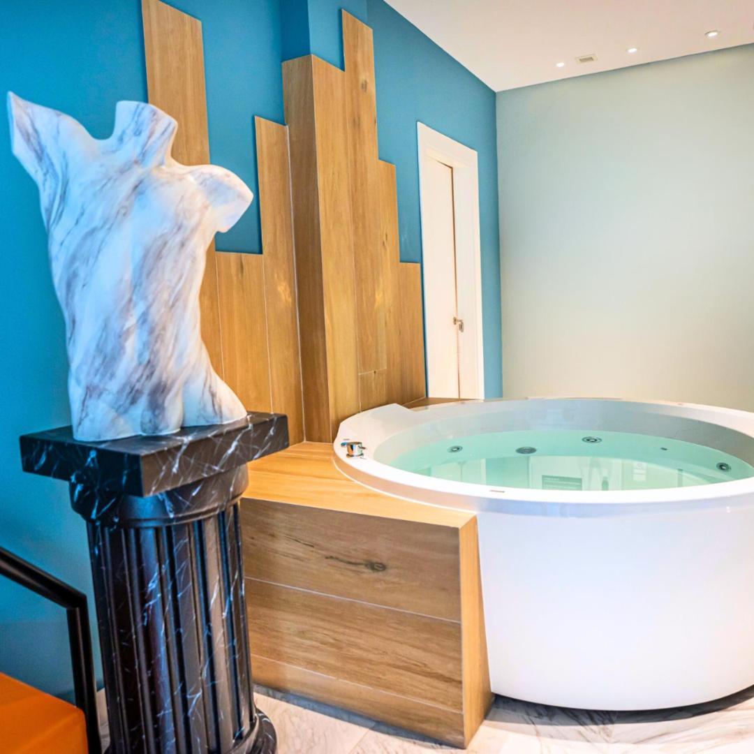 Deluxe Suite with Spa Bath