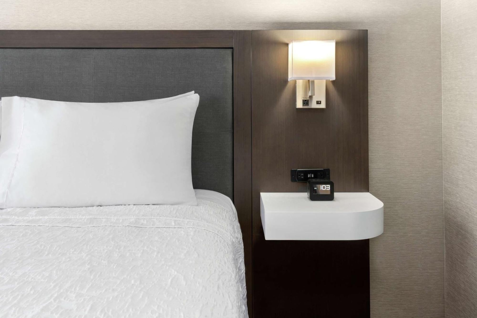 Deluxe King Room with Sofa Bed - City View