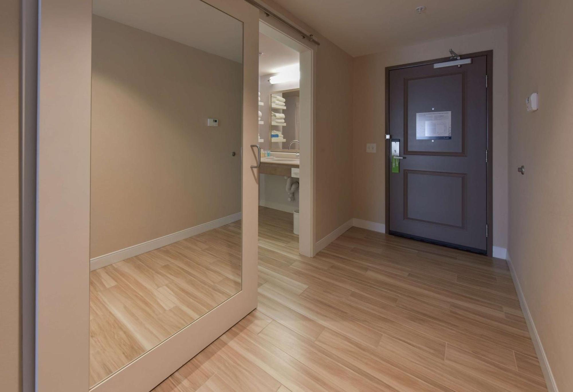 King Room with Roll-In Shower - Mobility Access/Non-Smoking,1557407587:JPEG