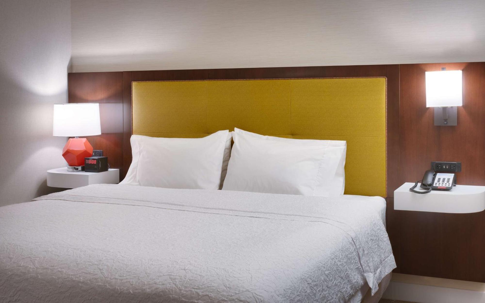 King Room with King Bed - Non-Smoking