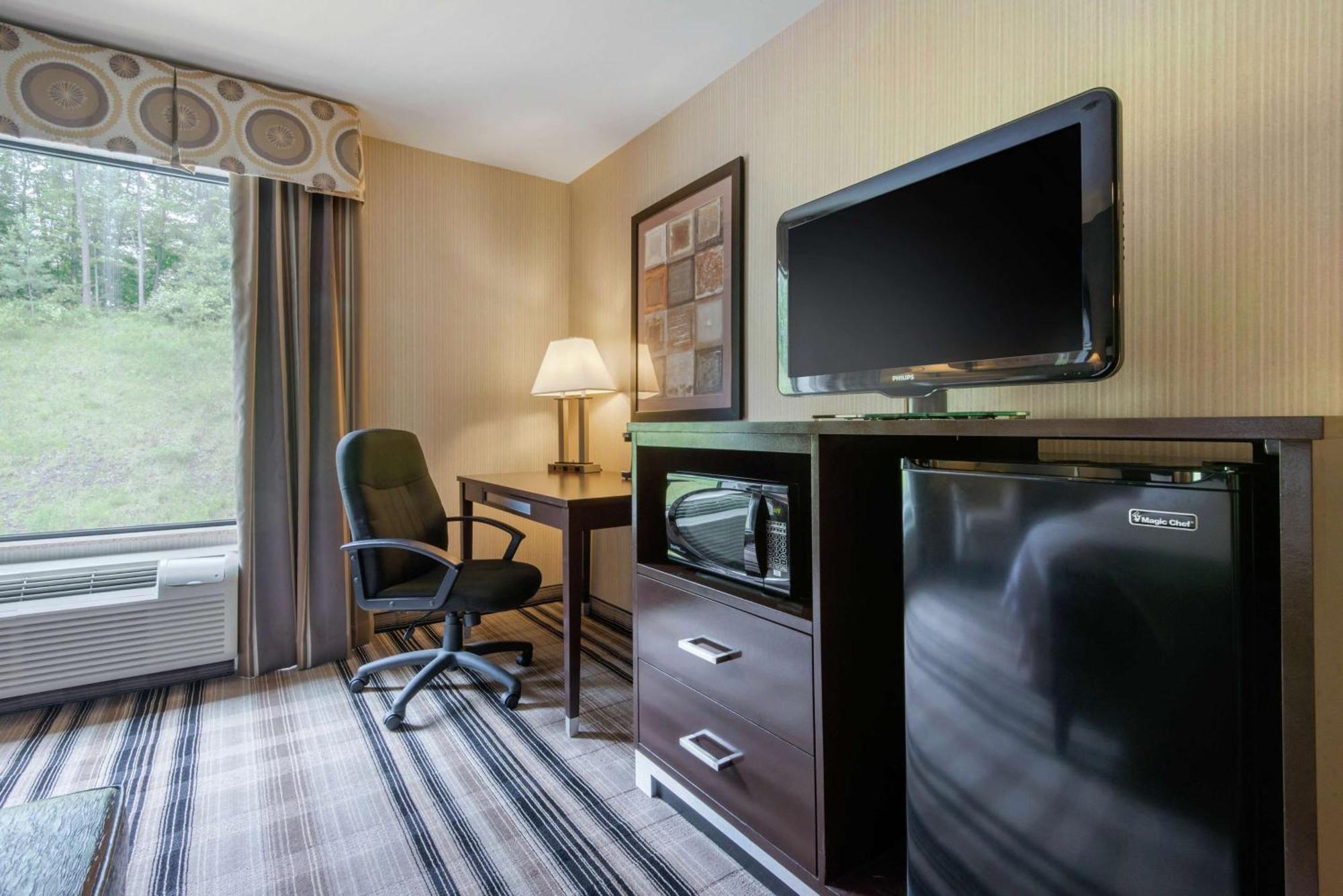 King Room Accessible Tub Mobility Hearing Access or Non-Smoking