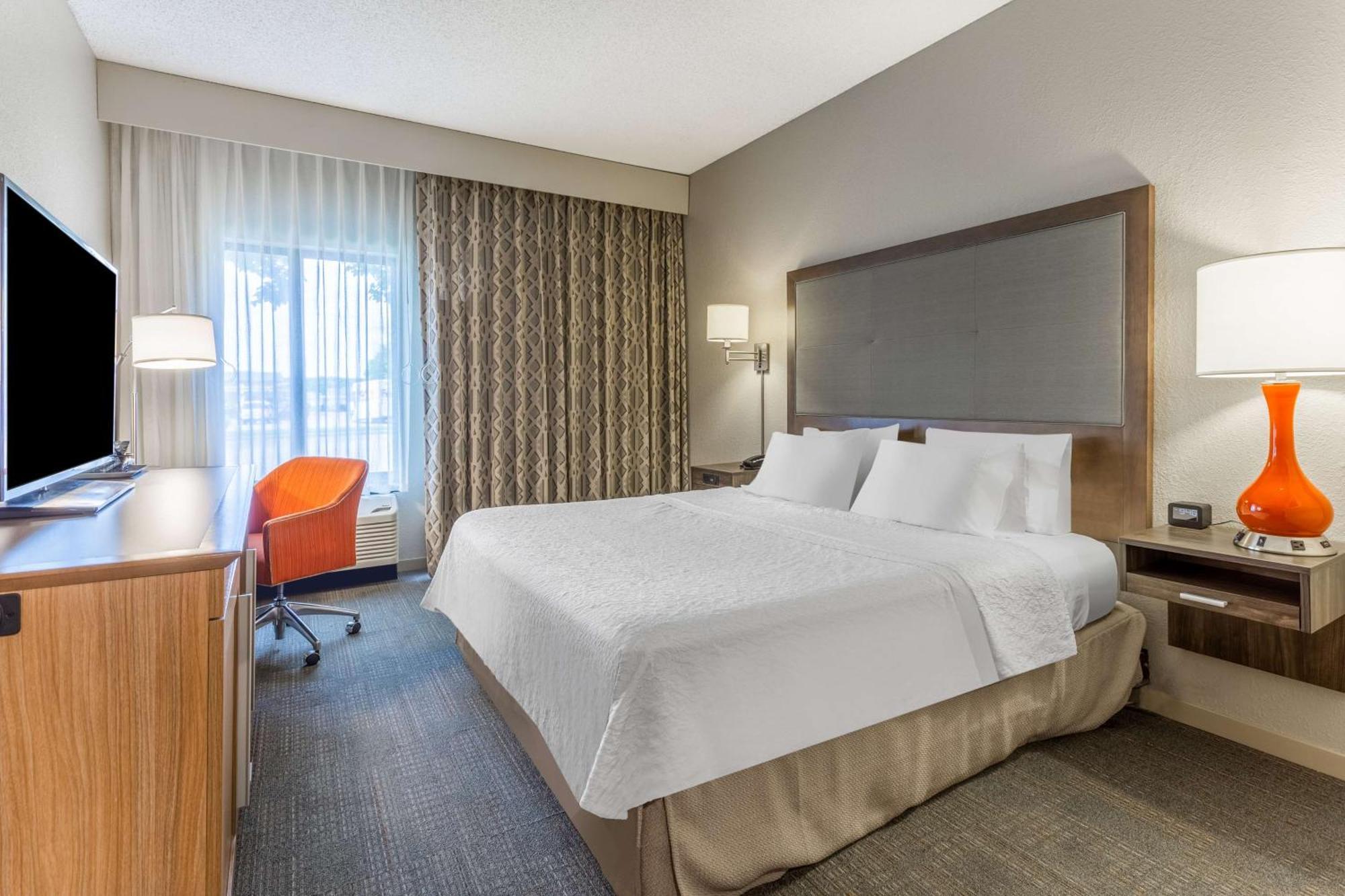 King Room with King Bed - Non-Smoking