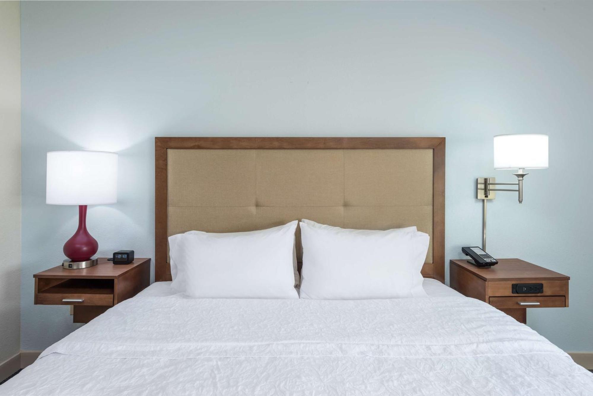King Room with Roll-In Shower - Mobility Access/Non-Smoking,1557915115:JPEG