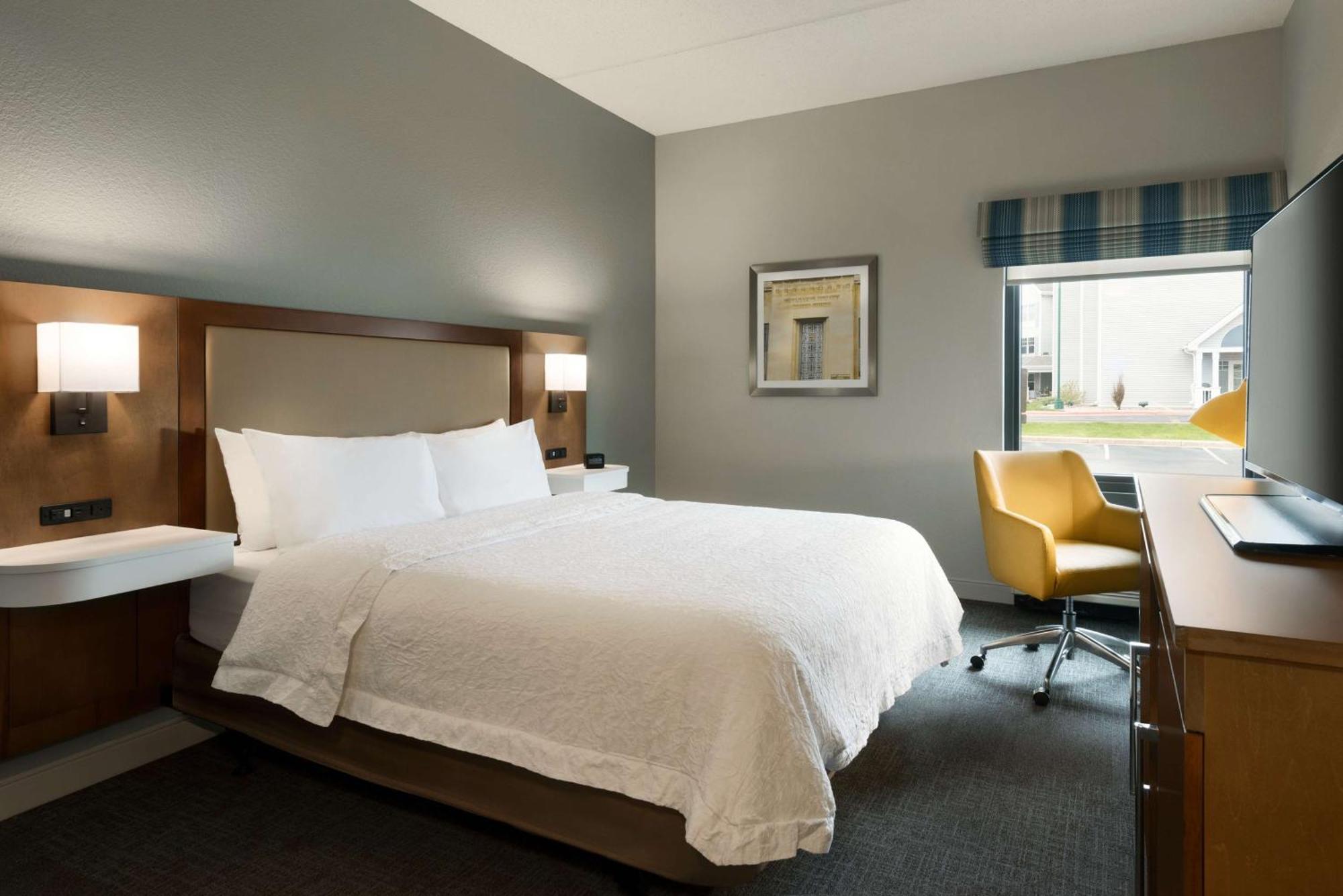 Queen Room with Bath Tub - Mobility Accessible