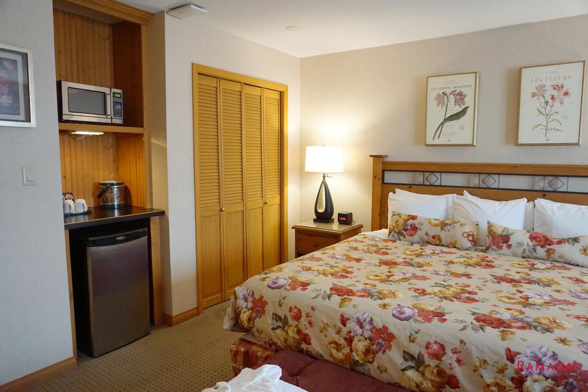 Mountain Lodge Studio King Suite - Non-Smoking