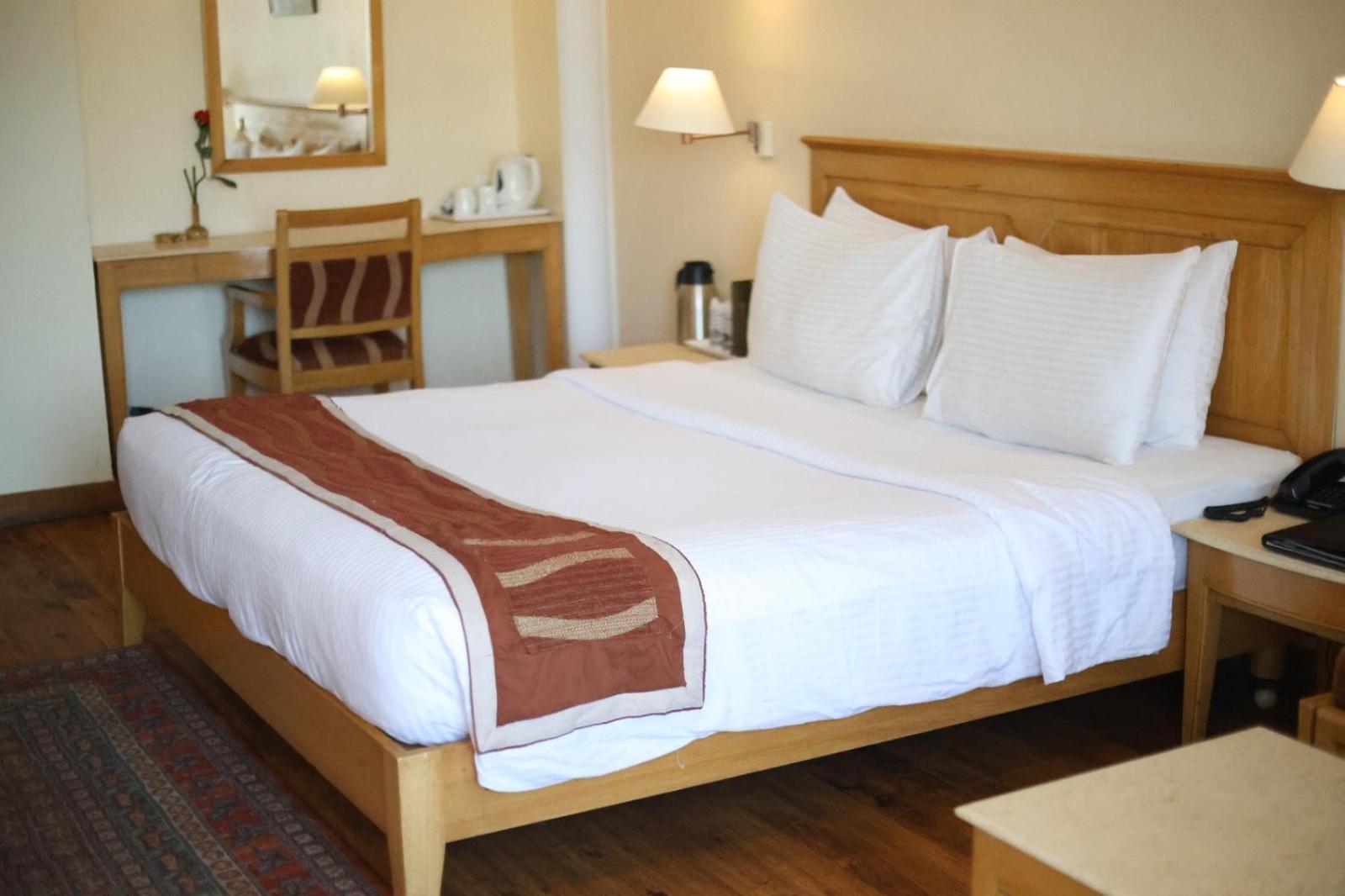 Club Room with Balcony and Bathtub (Valley & SkyBar Views) - 10% discount on spa & laundry, Complimentary Happy Hours 1+1