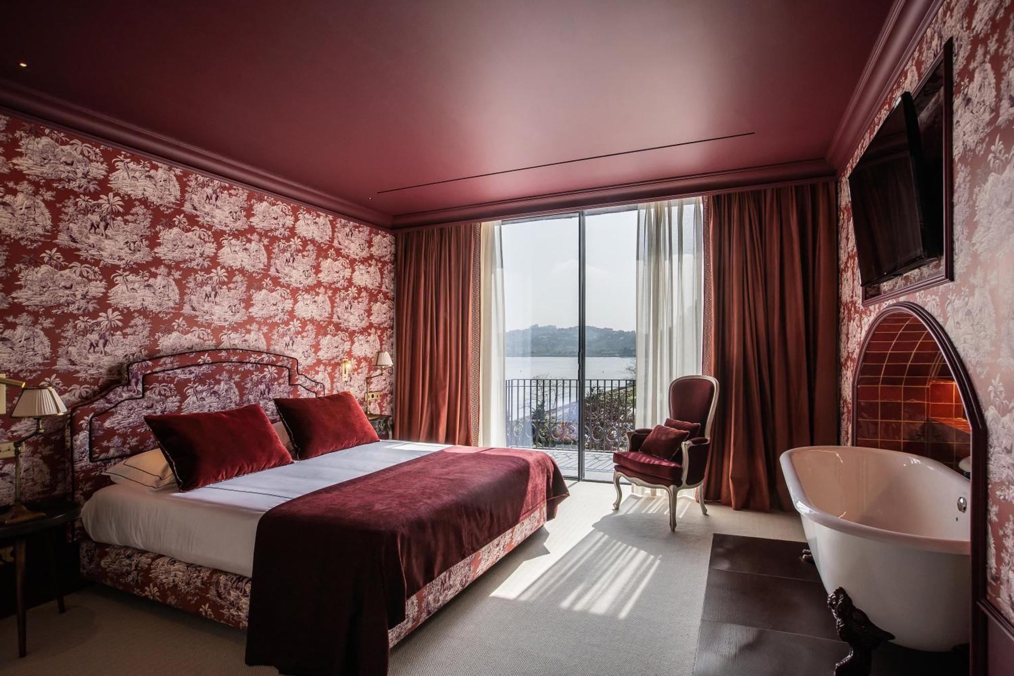 Deluxe River View Room