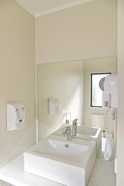 Superior One-Bedroom Lakeview Apartment with Spa Bath