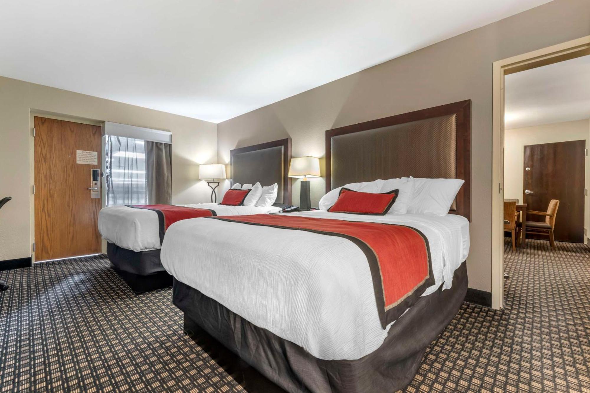Second Floor Queen Suite with Two Queen Beds and Sofa Bed - Pool Side/Non-Smoking,1572680807:JPEG