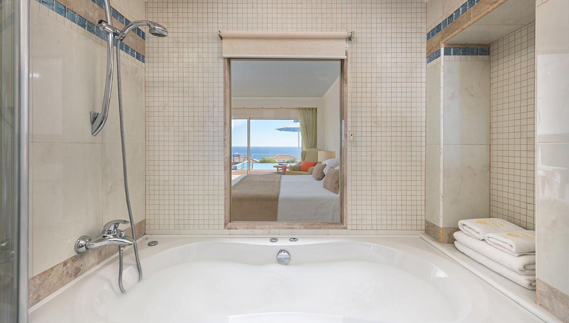 Deluxe Zimmer mit Meerblick und eigenem Pool (2 Erwachsene)