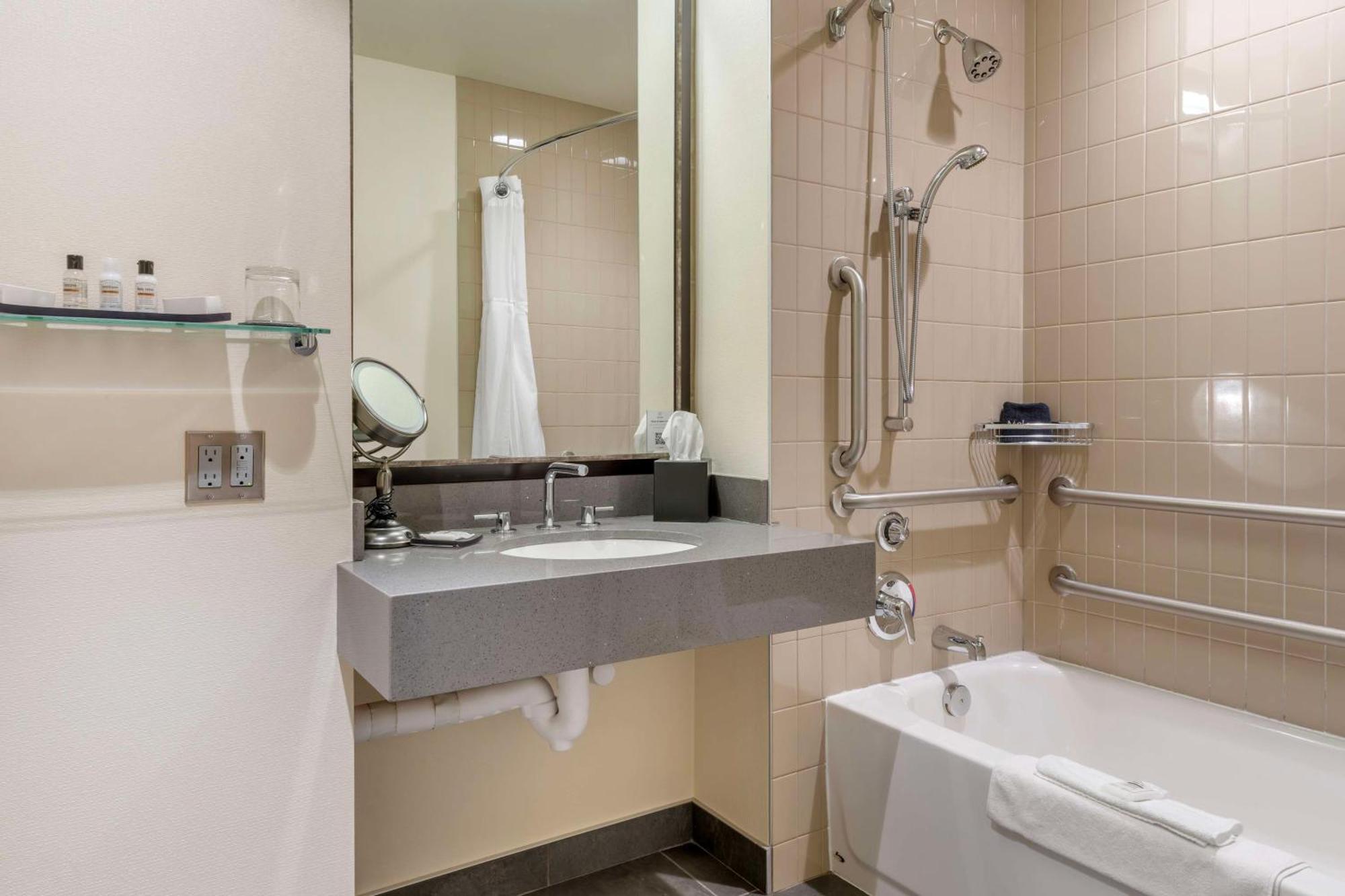 Queen Suite with Two Queen Beds and Bath Tub - View/Disability Access/Non-Smoking