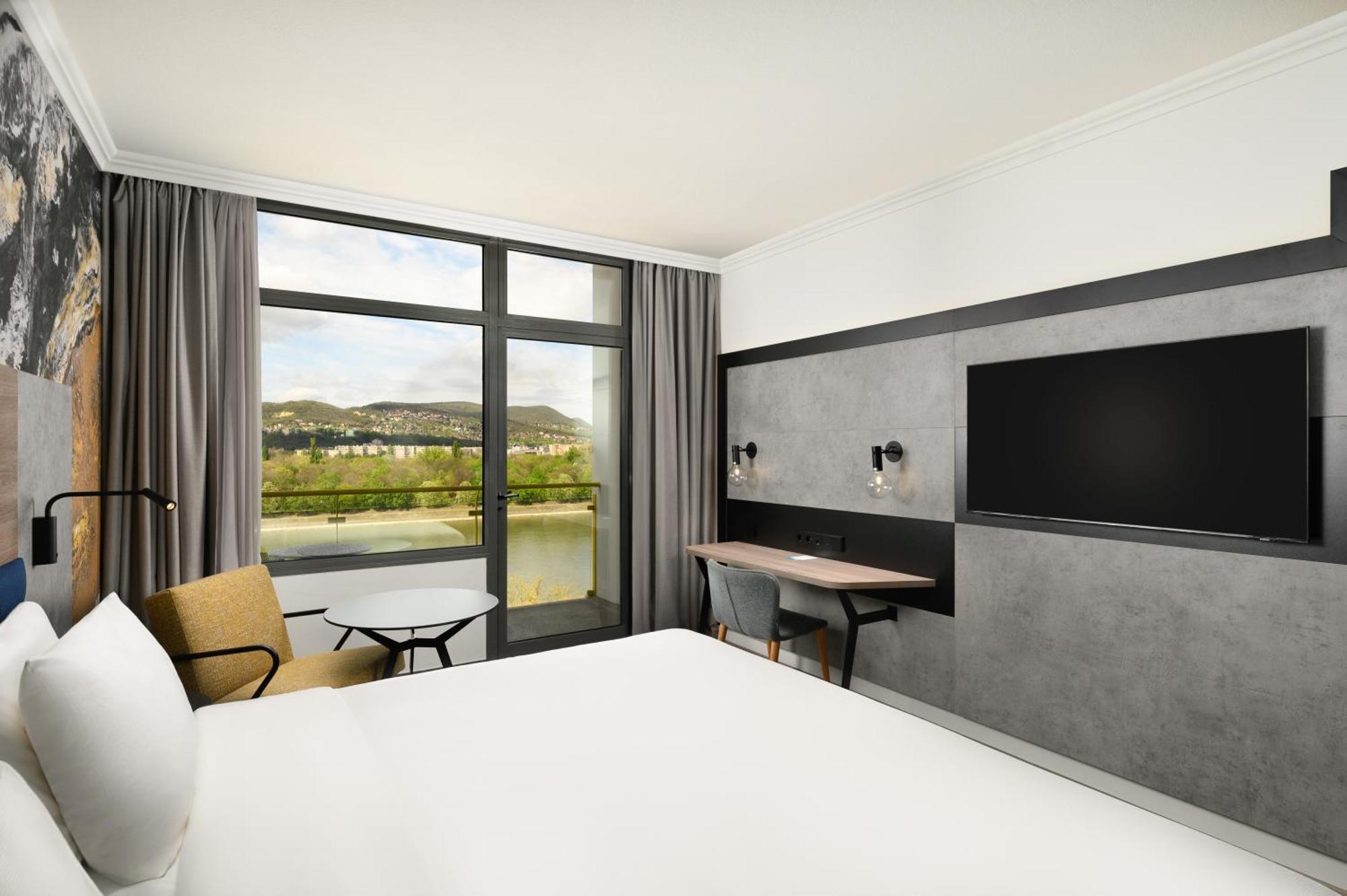 Camera doppia Premium Plus con balcone e vista sul Danubio (recentemente ristrutturata)