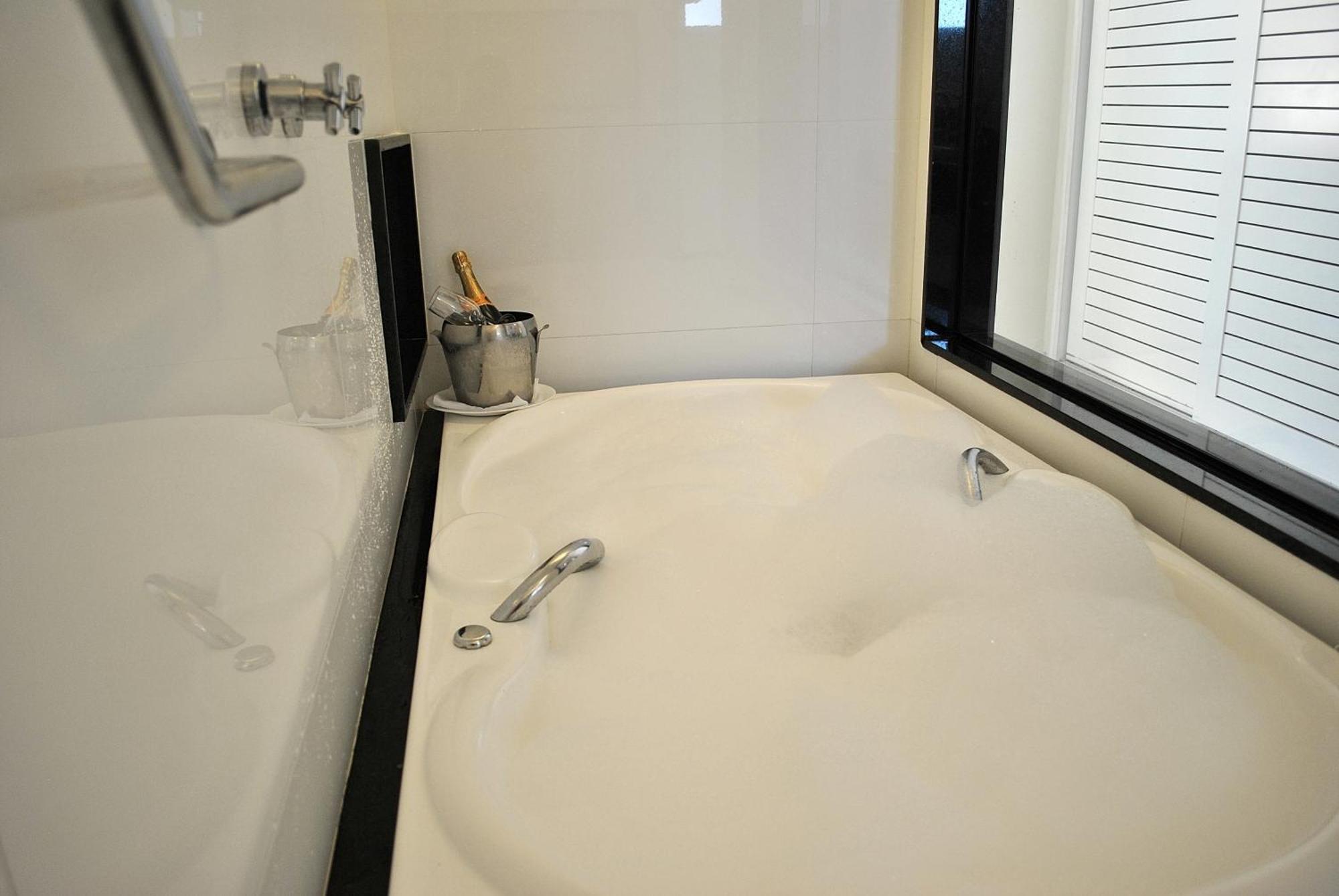 Quarto com Cama King-size e Banheira de Hidromassagem