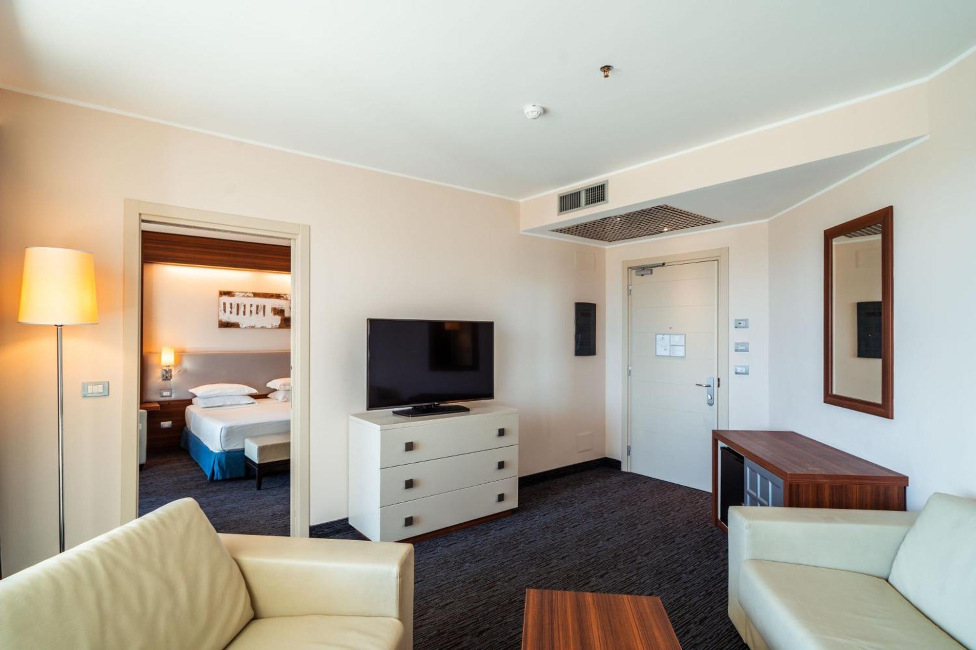 One-Bedroom King Suite with Sofa Bed and Balcony - Harbor View