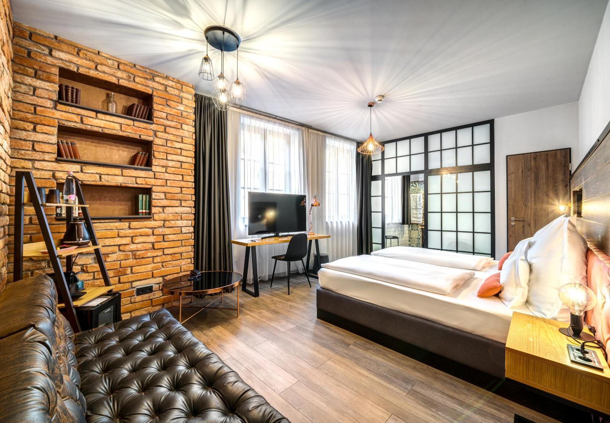 Deluxe Triple Room with Bathtub