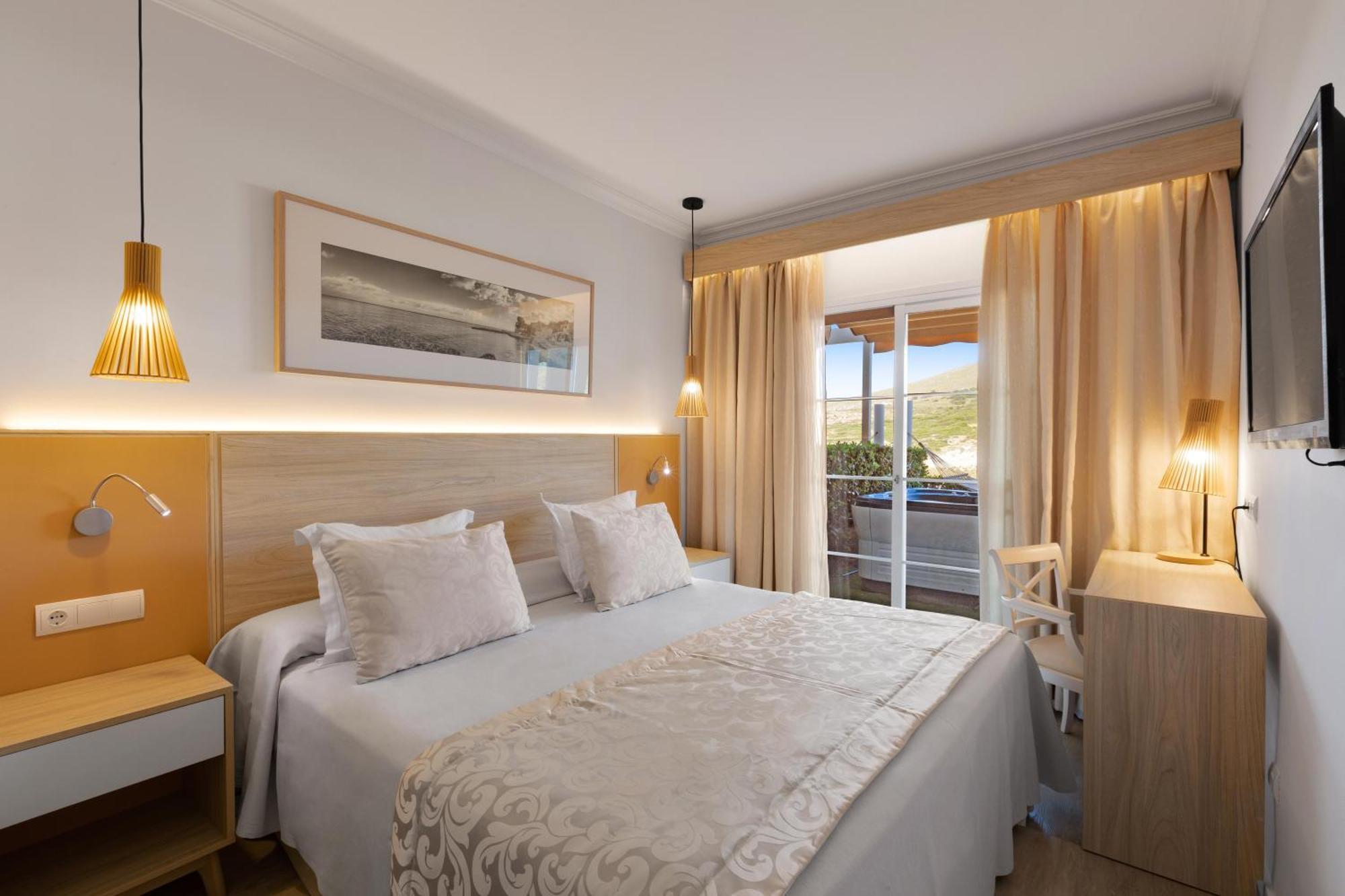 One-Bedroom Apartment With Side Sea Views and Mini Pool