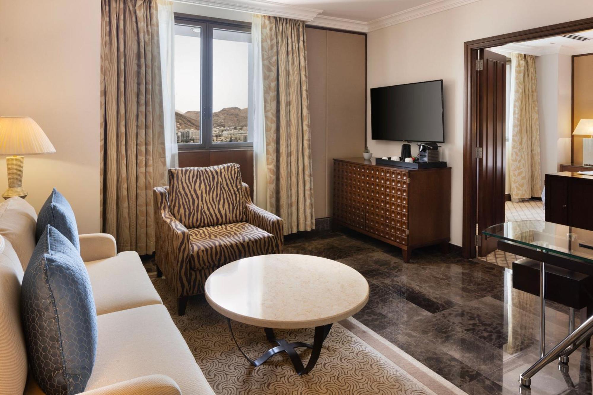Junior Suite Club 1 King Bed