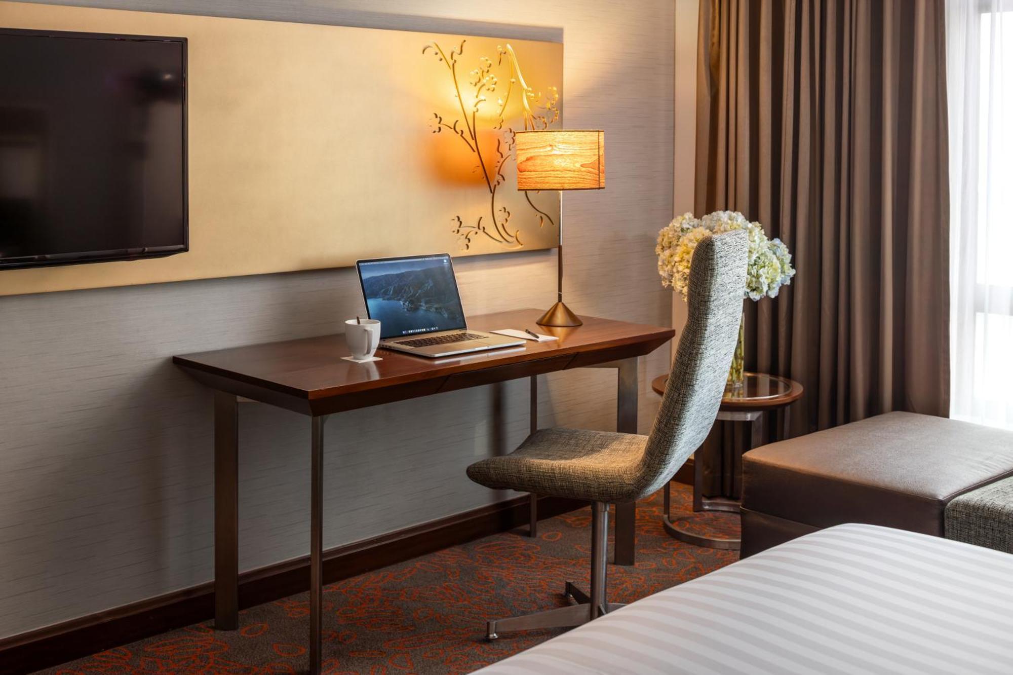 Deluxe Room with Twin Beds and City View