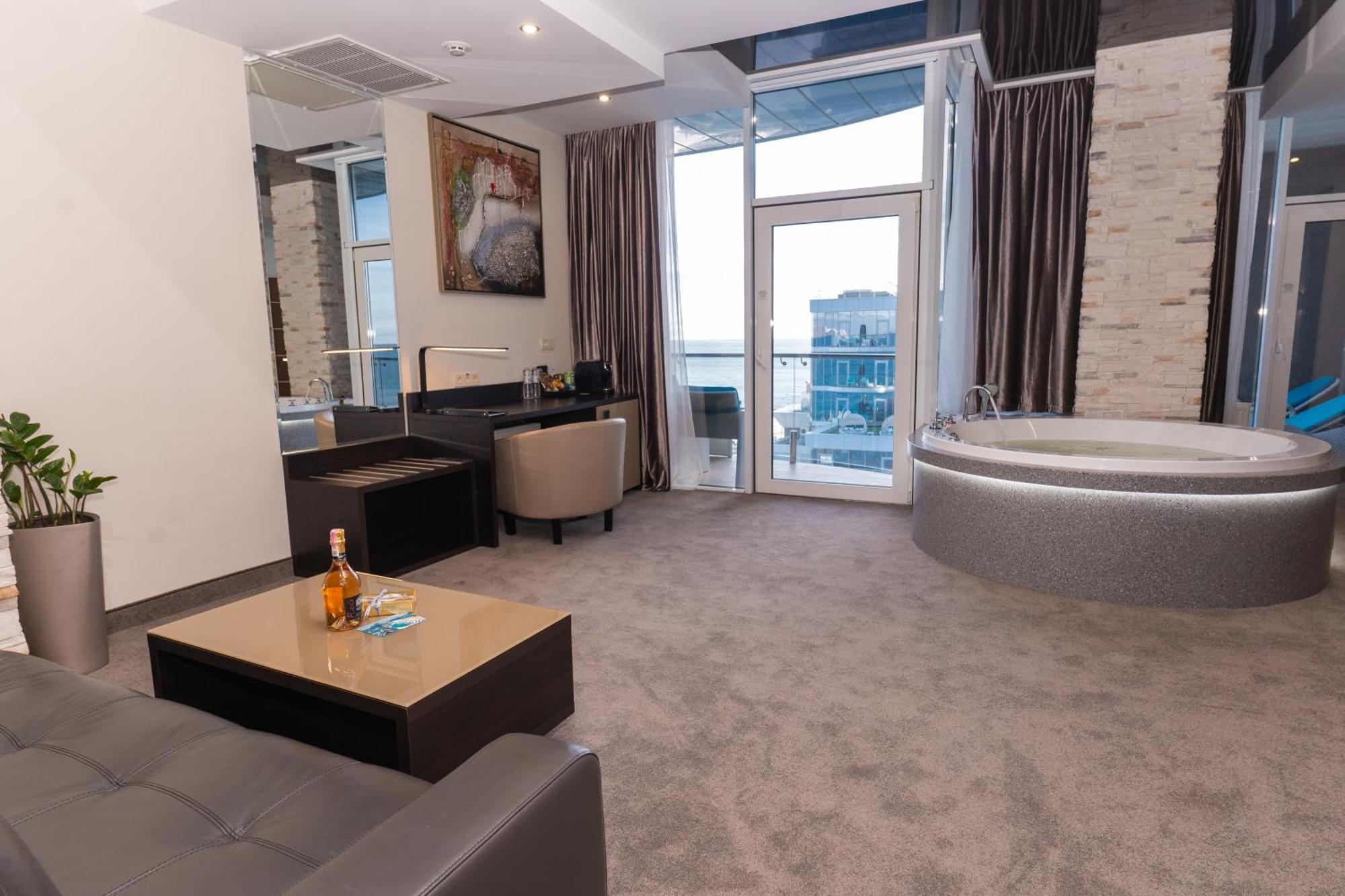 Suite, Sea View