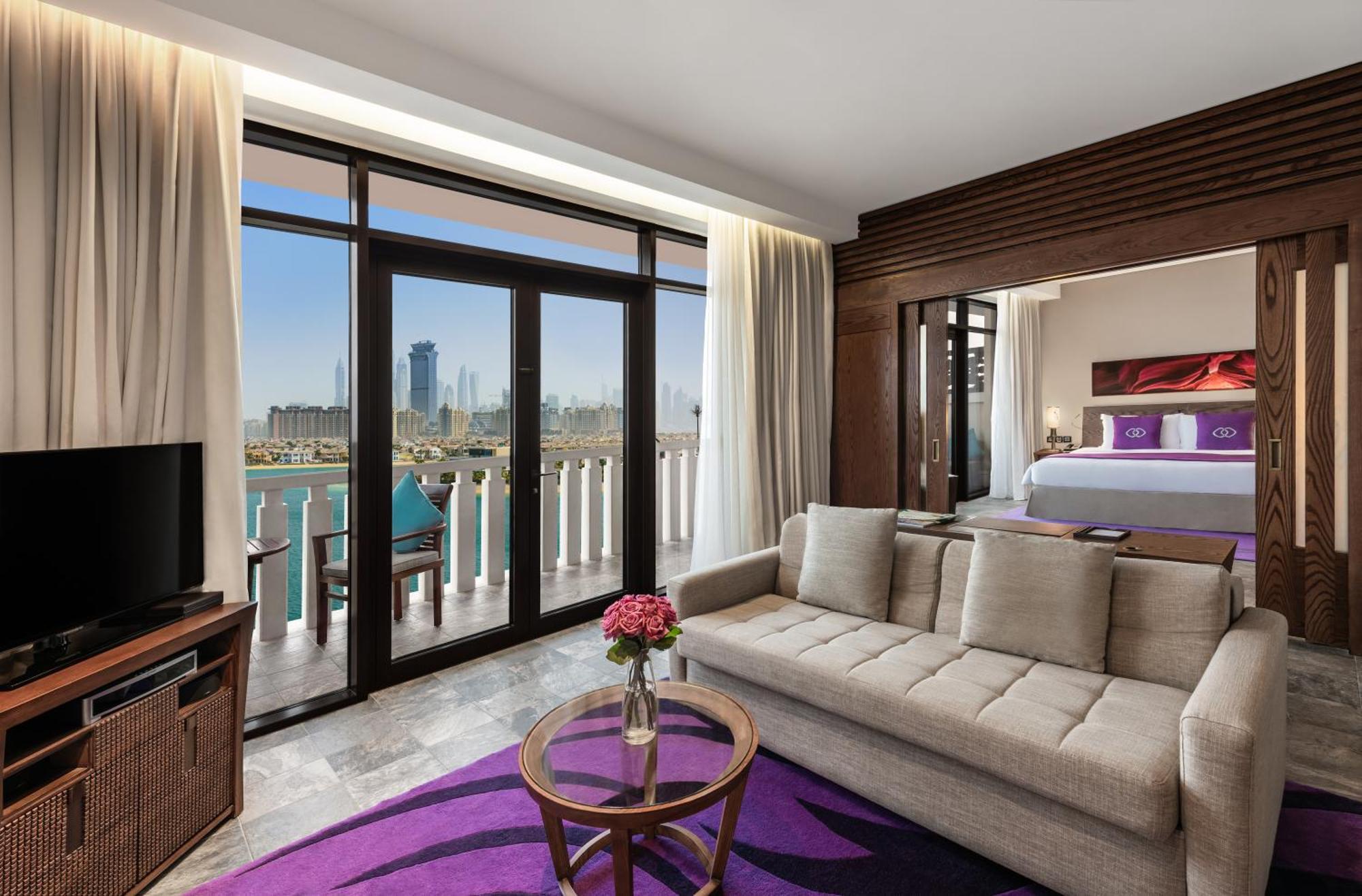 Suíte Prestige com cama king-size, sofá-cama e vista do mar - Acesso à Área VIP