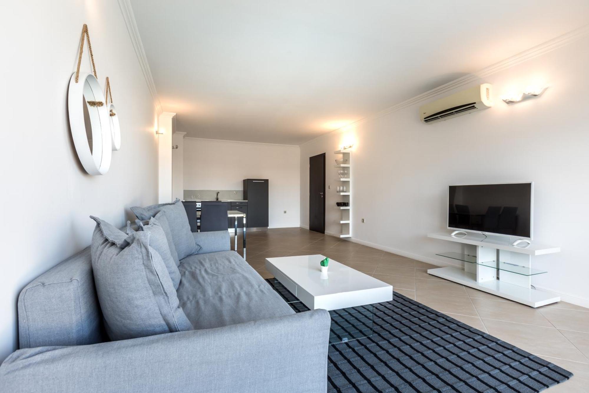 Apartamento com Vista Parcial para o Mar