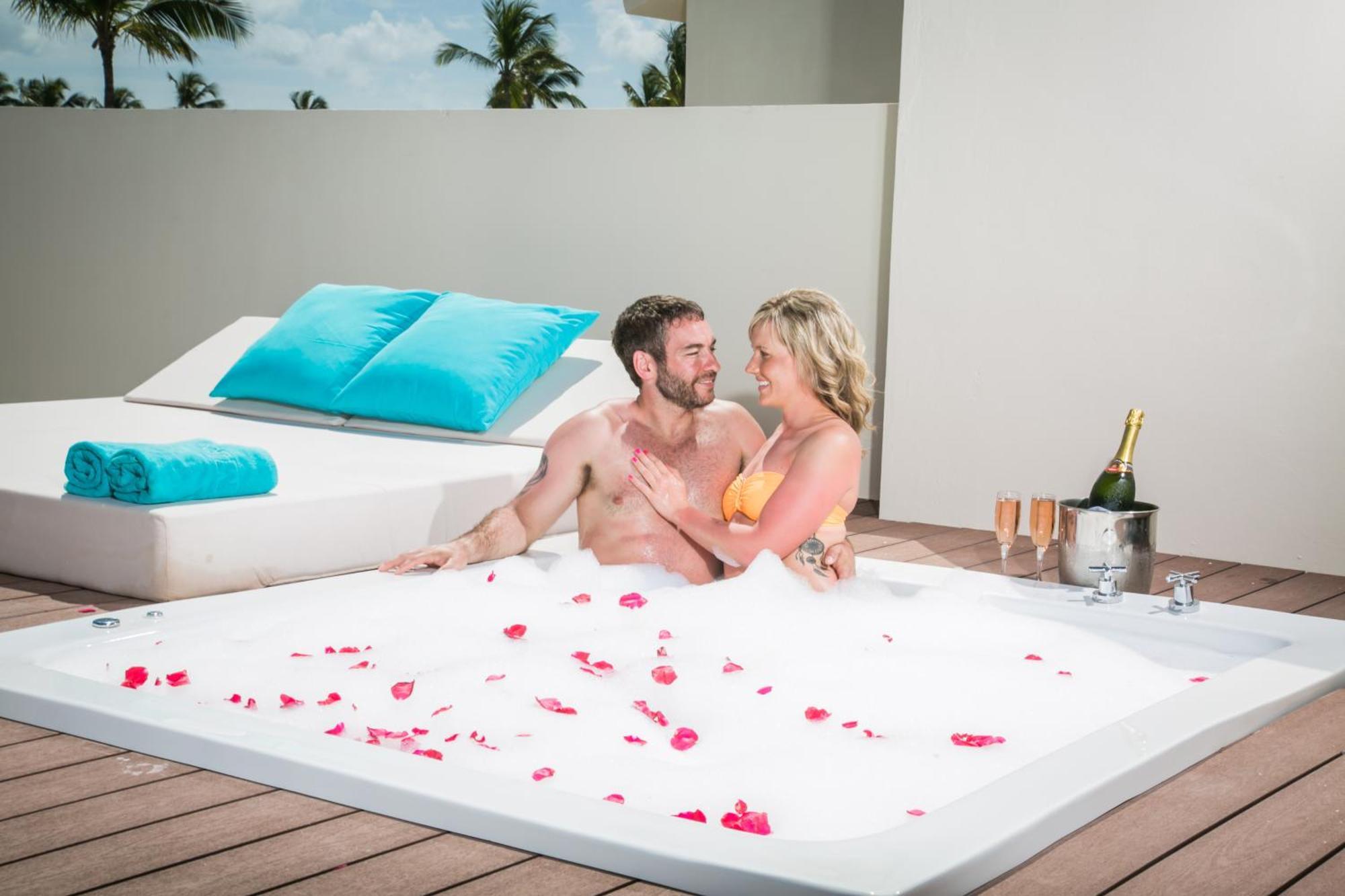 Mirage Club Sky View Suite (Roof Top with Outdoor Hot Tub) Adults Only, 18+ - Free WiFi