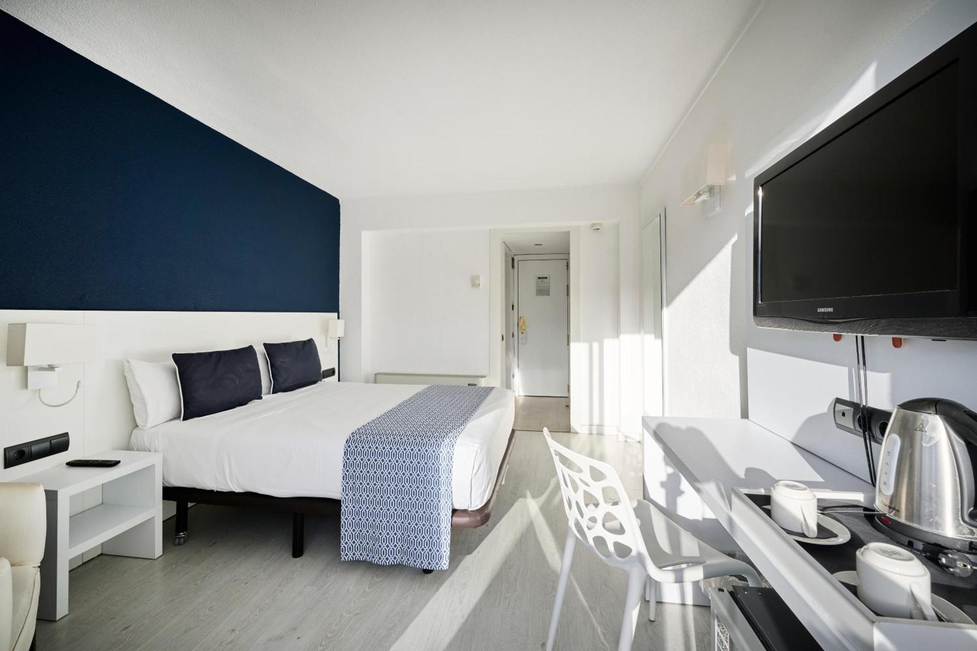 Double Room Terrace with Pool View