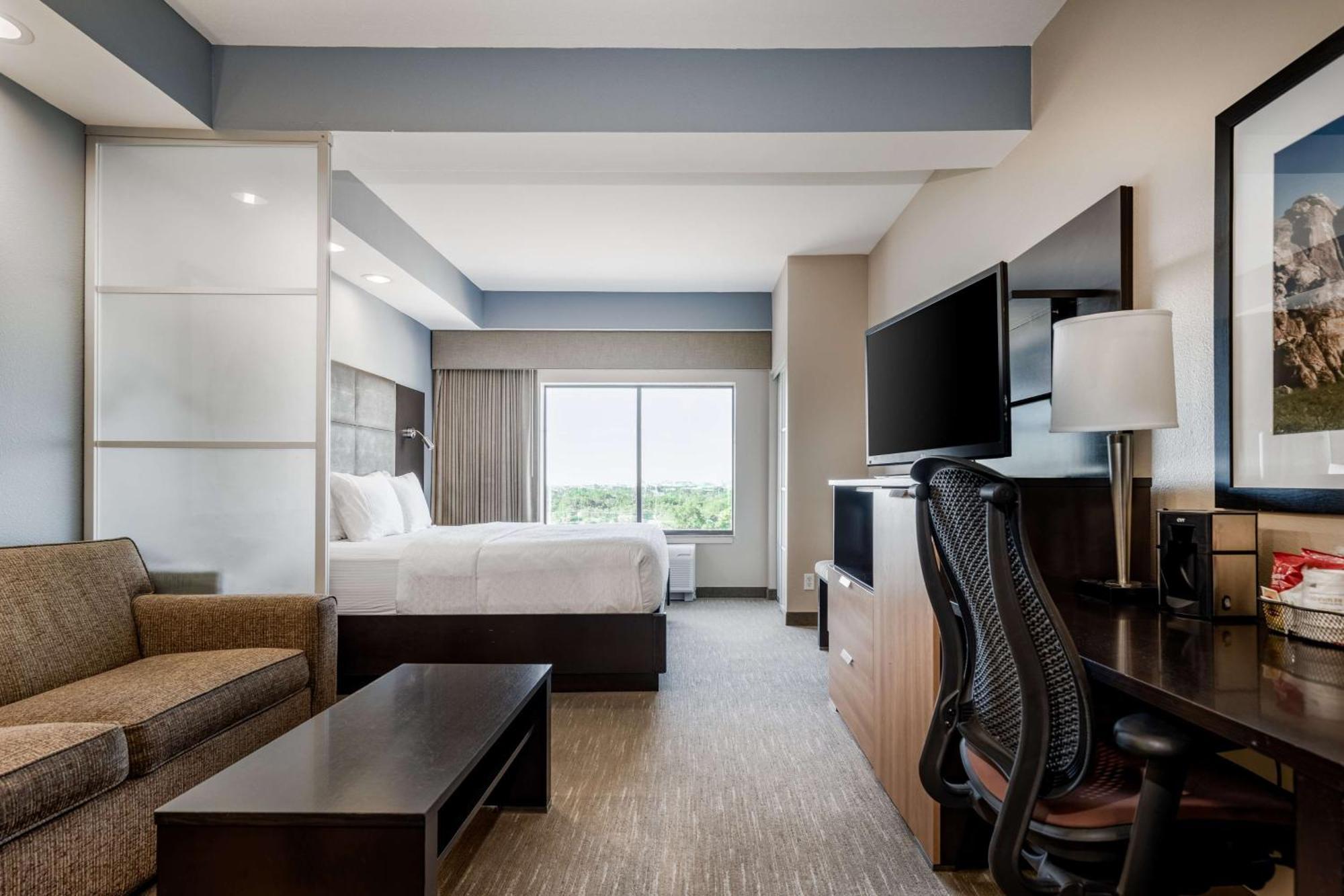 King Suite with Bath Tub and Sofa Bed - Disability/Non-Smoking