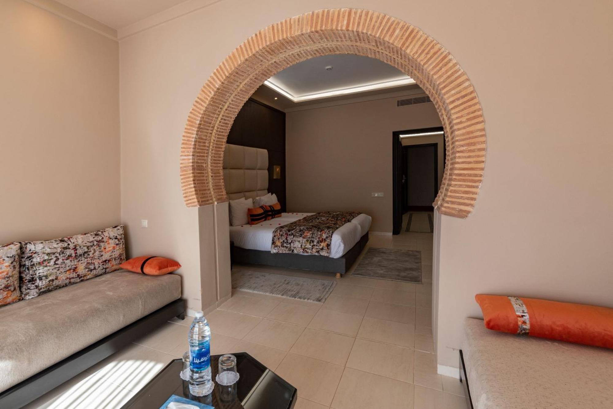 Habitación Grand Deluxe con cama grande y sofá cama