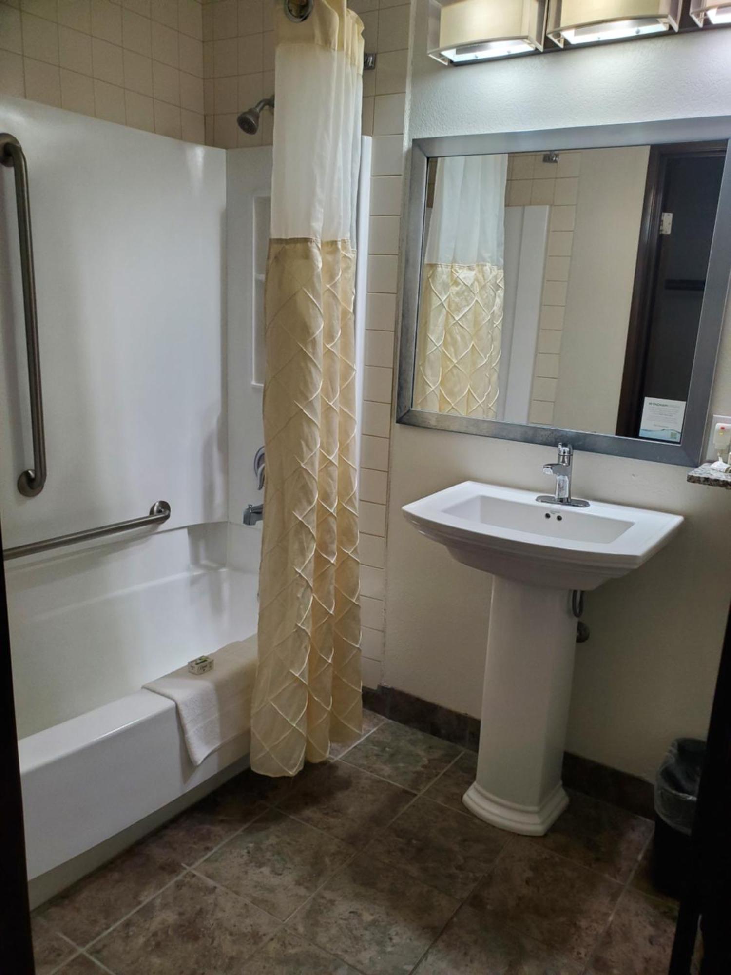 Queen Room with Two Queen Beds and Bath Tub - Mobility Access/Non-Smoking