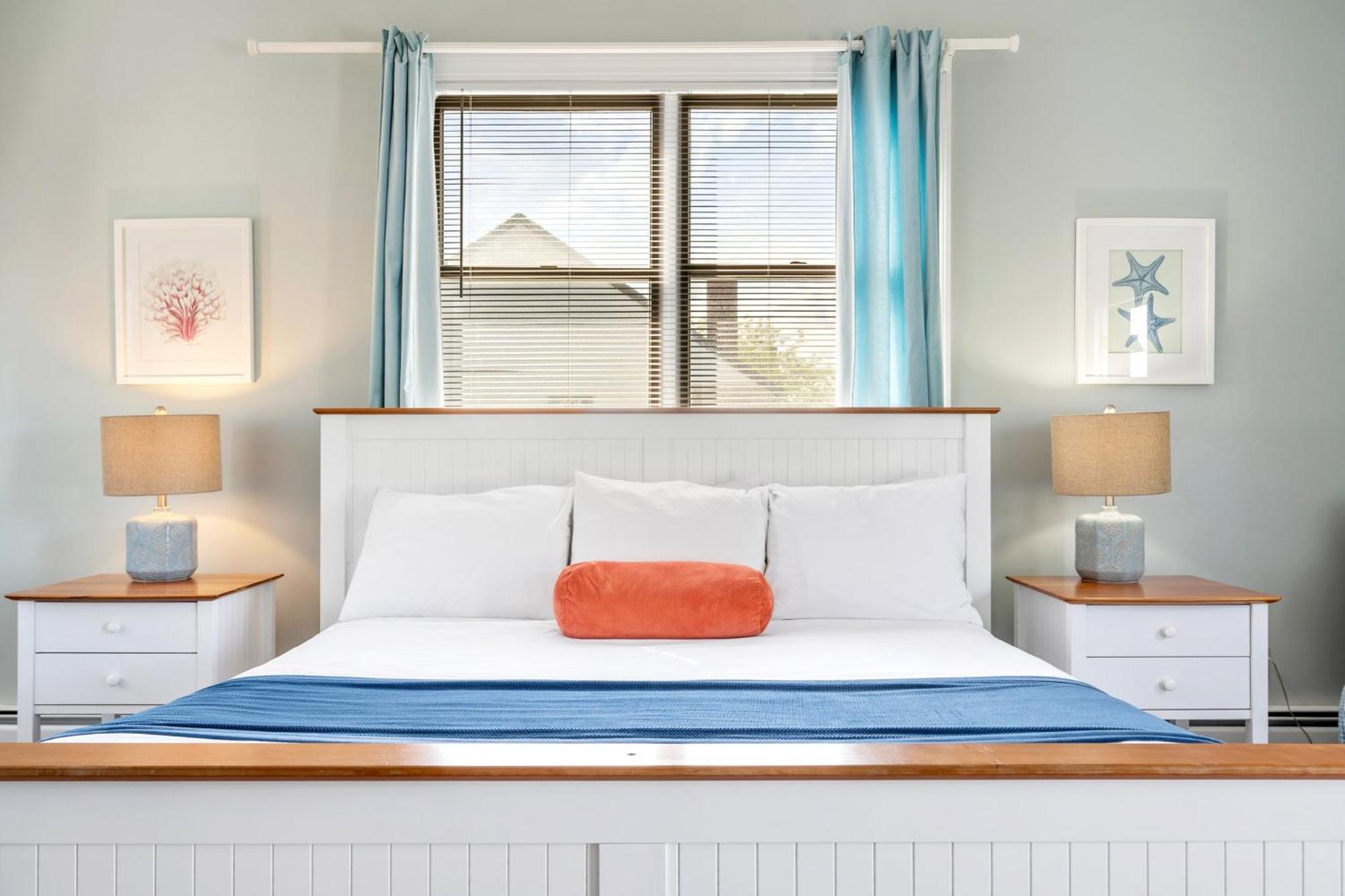 Carriage House Room Queen Bed