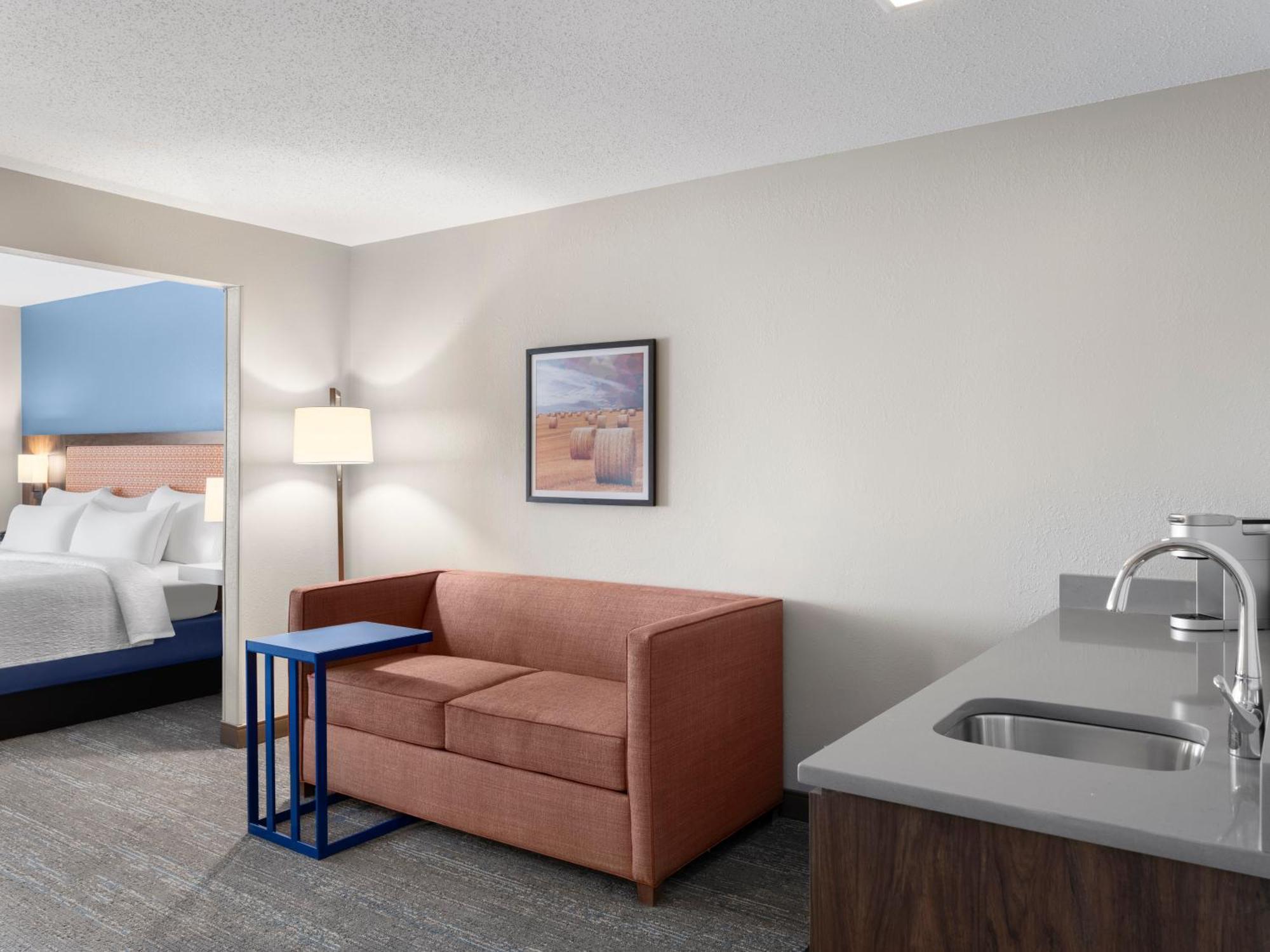 King Room with Sofa Bed and Wet Bar - Non-Smoking