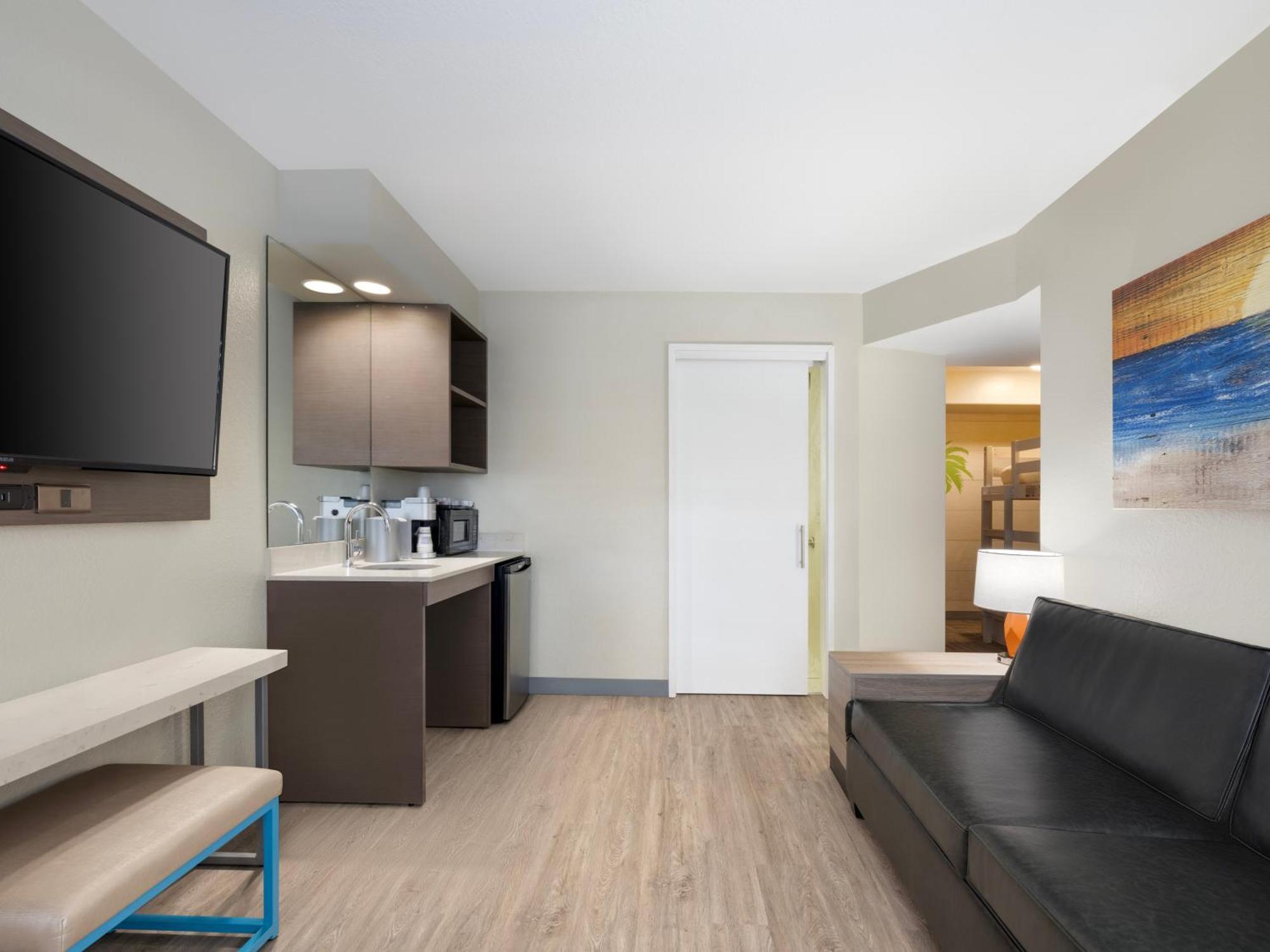 2 Bedroom Queen Family Suite