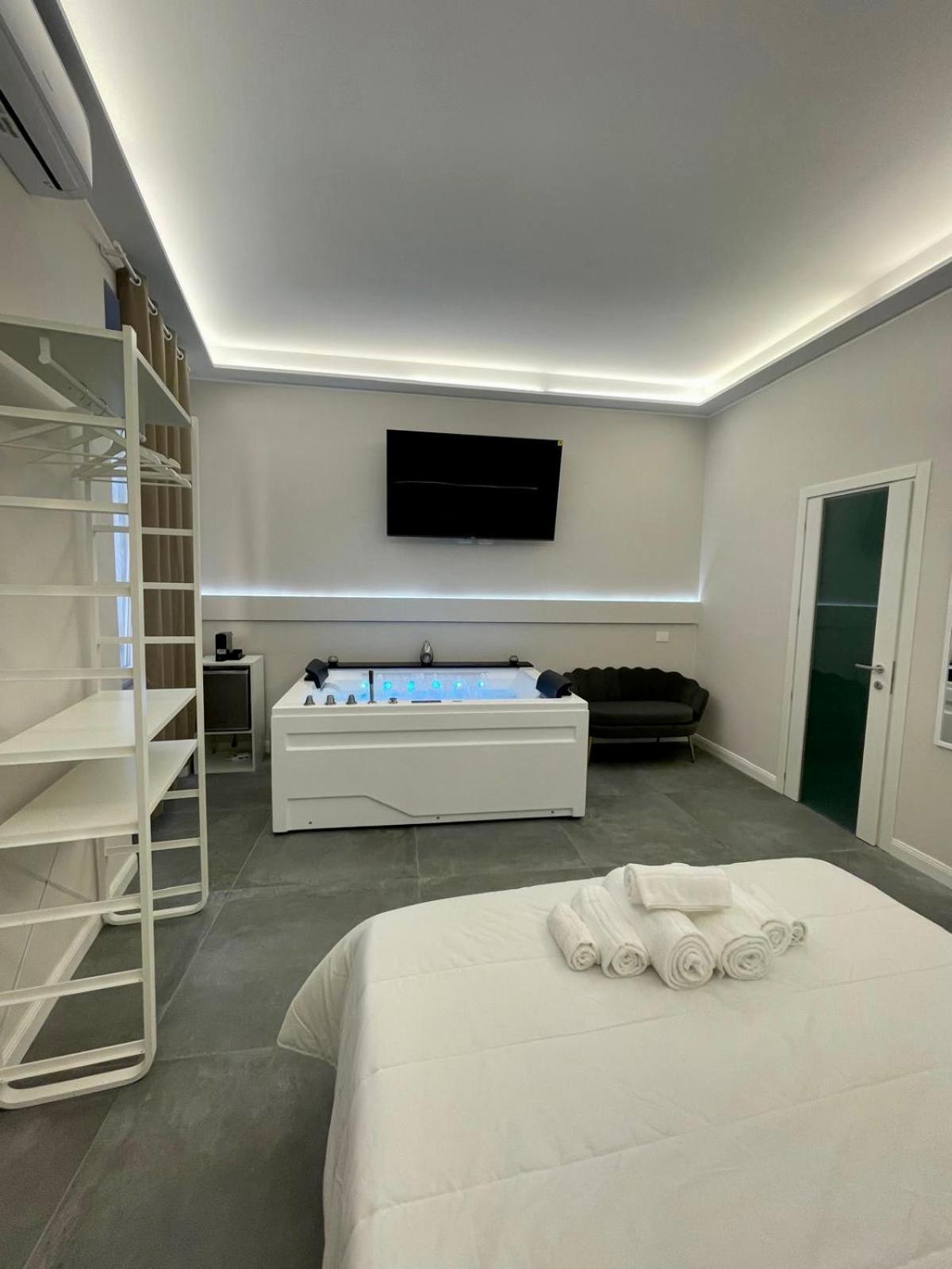 King Suite Spa Bath,1595648740:JPEG