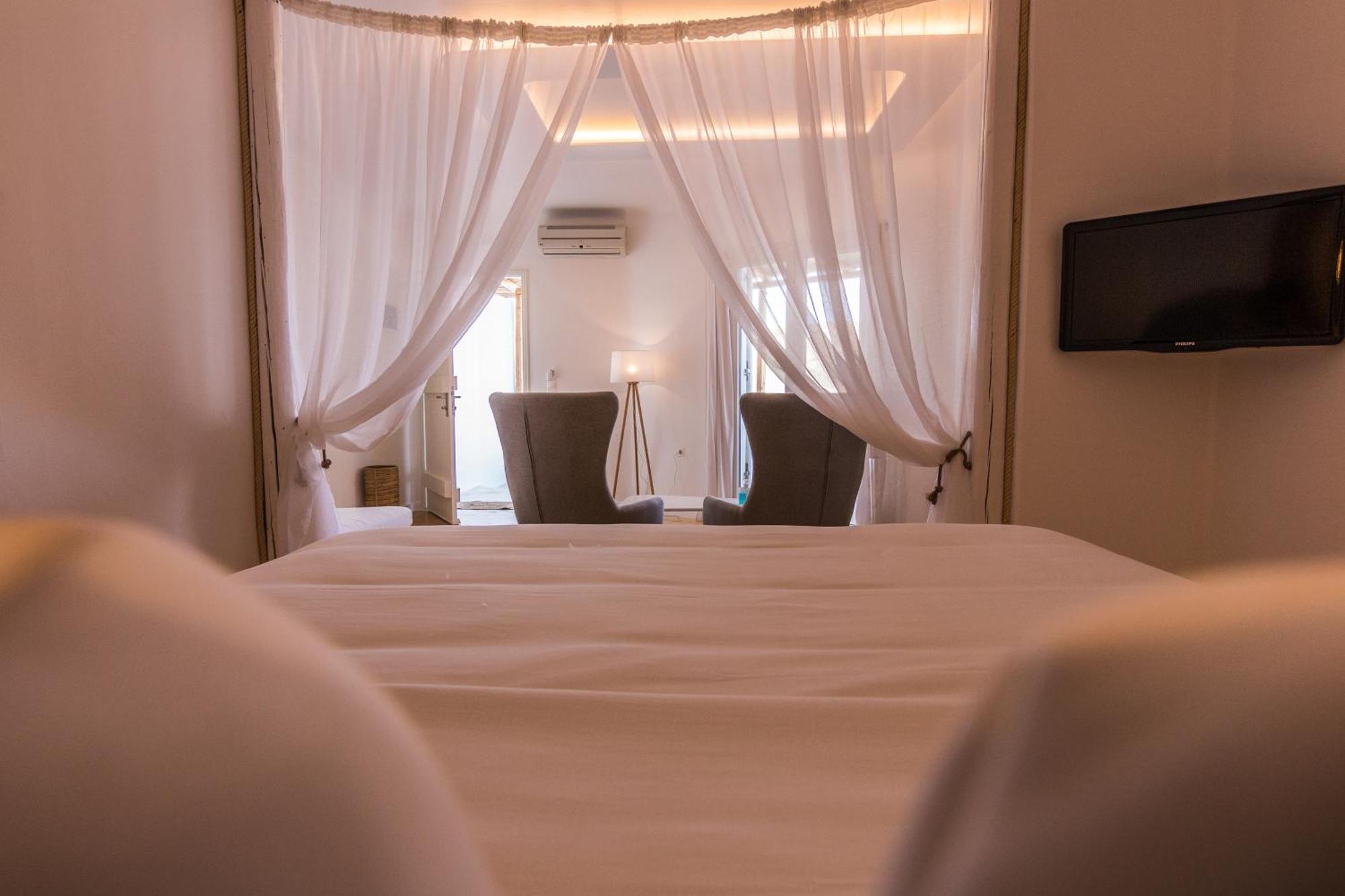 Gerontas Suite with sea view & outdoor Jacuzzi