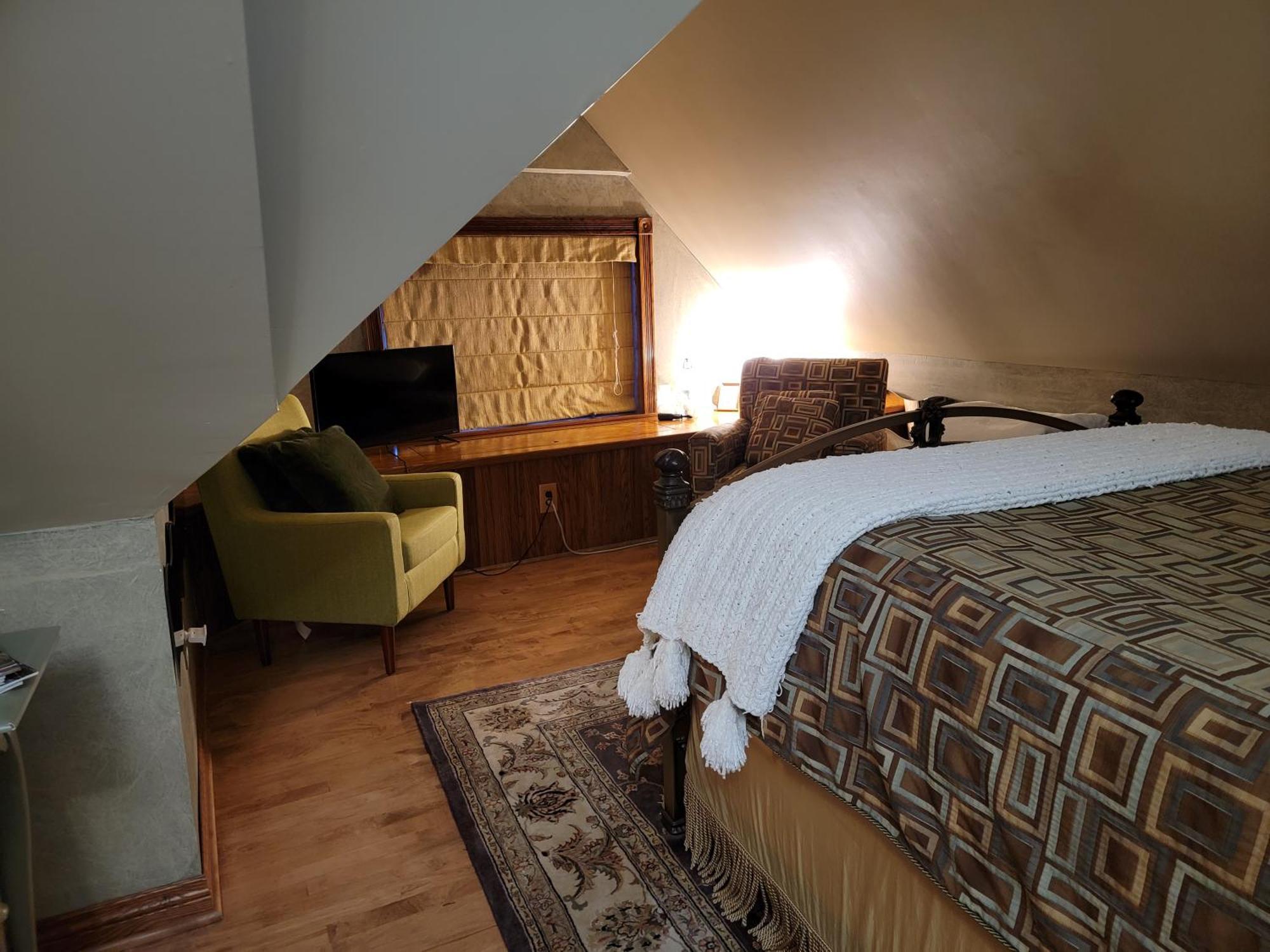 Queen Suite with Spa Bath