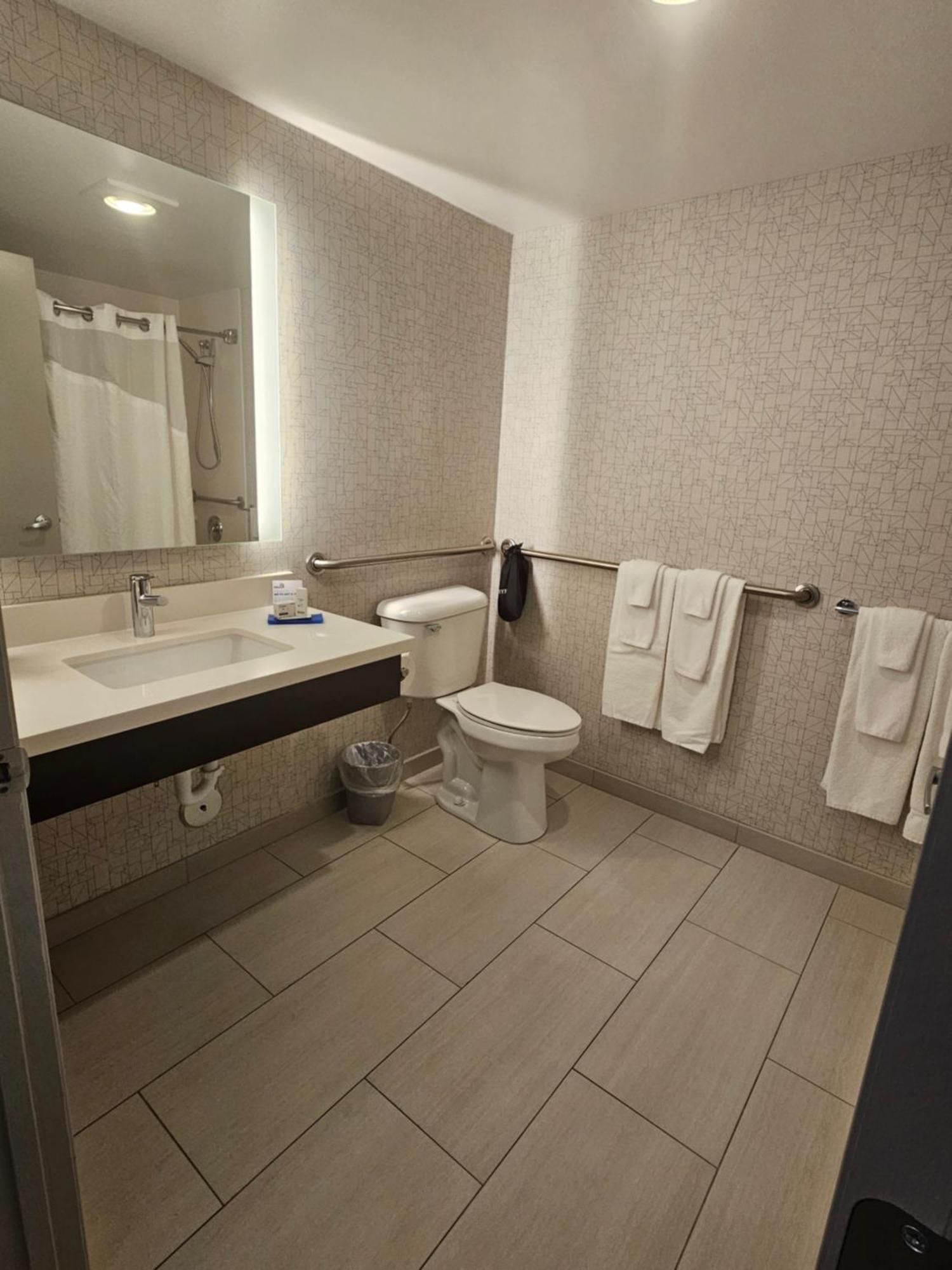Standard Queen Room with Accessible Tub