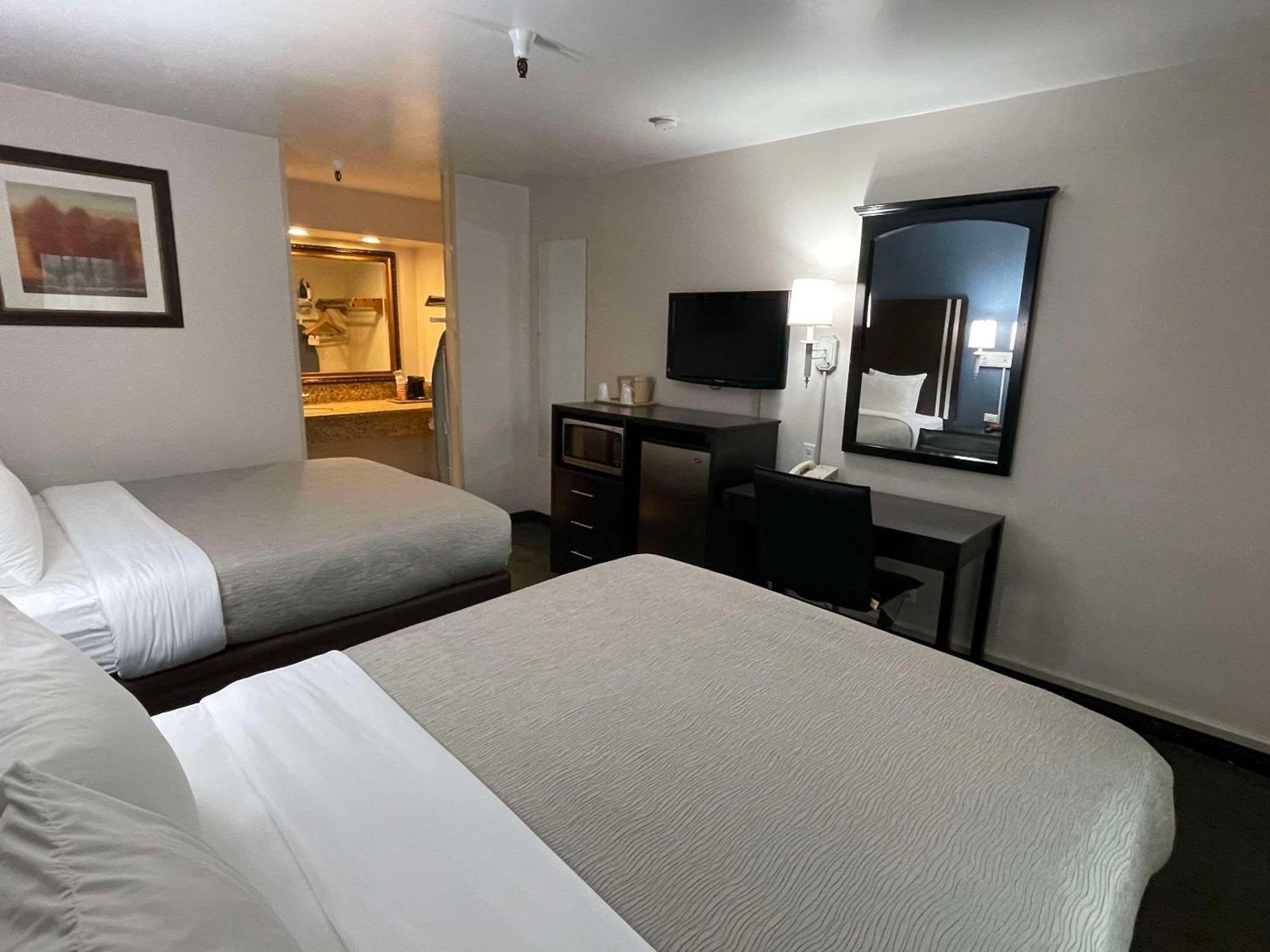 Standard Room, 2 Queen Beds, Non Smoking